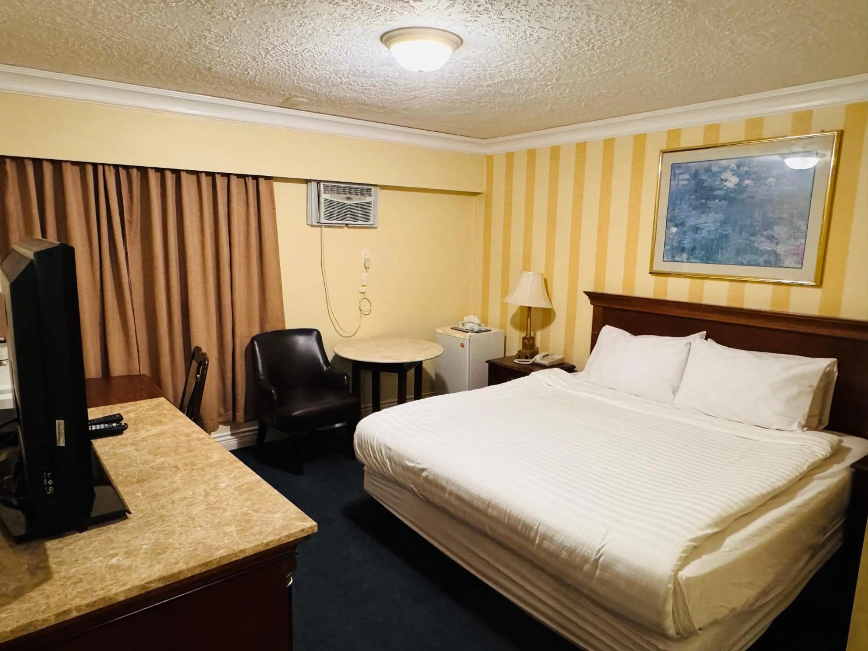 Living room, Bed in Island Travel Inn