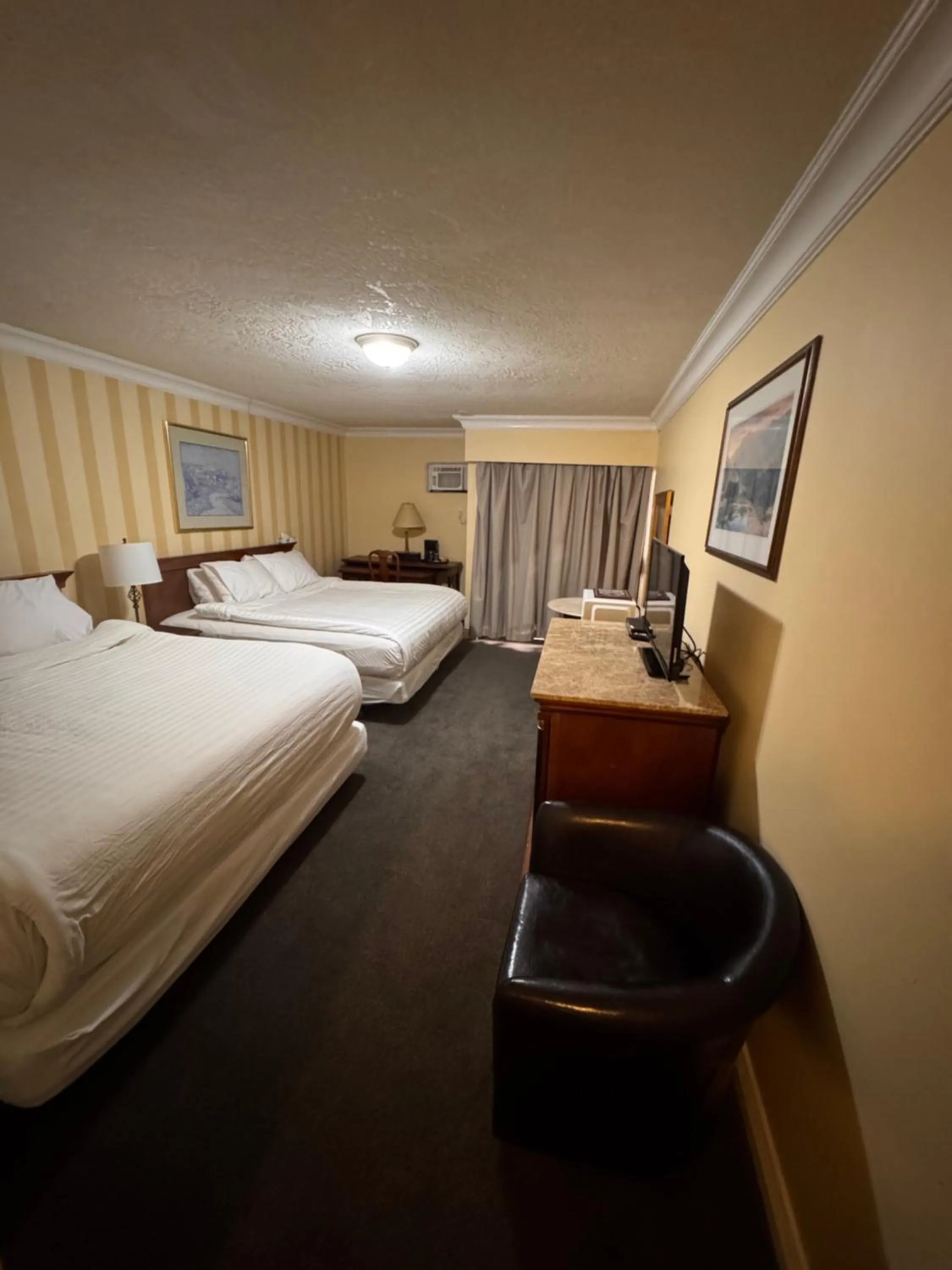 Photo of the whole room, Bed in Island Travel Inn