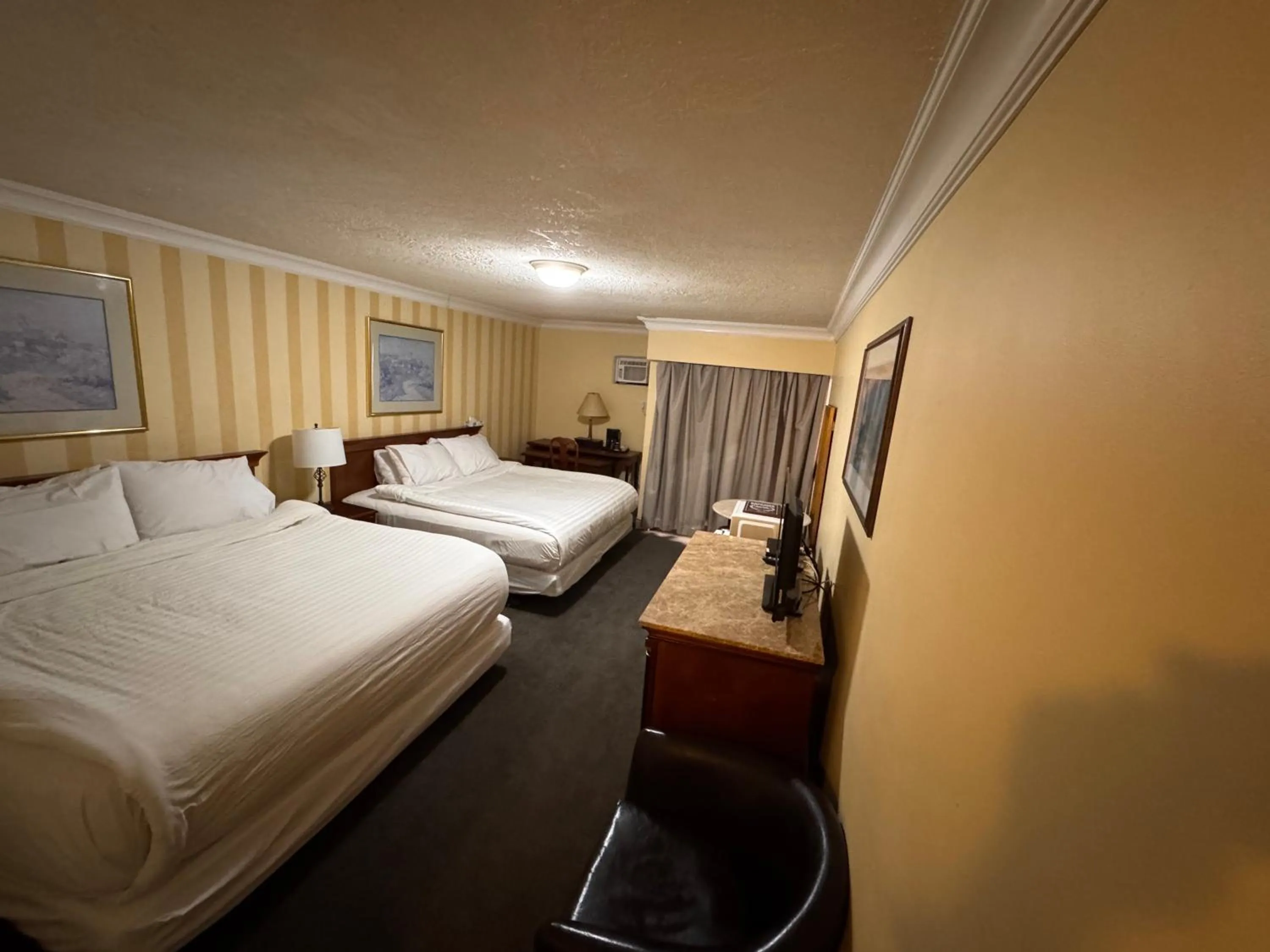 Photo of the whole room, Bed in Island Travel Inn