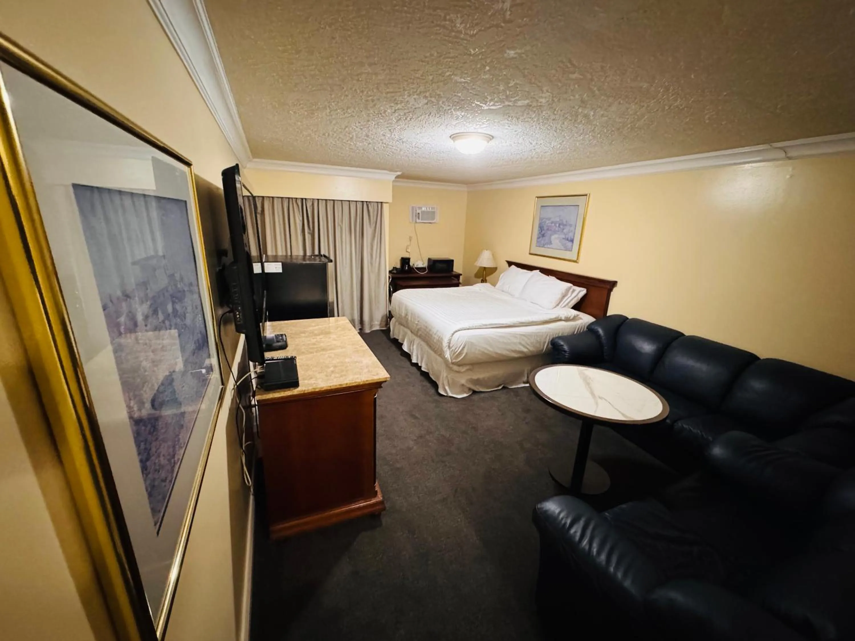 Bedroom, Bed in Island Travel Inn