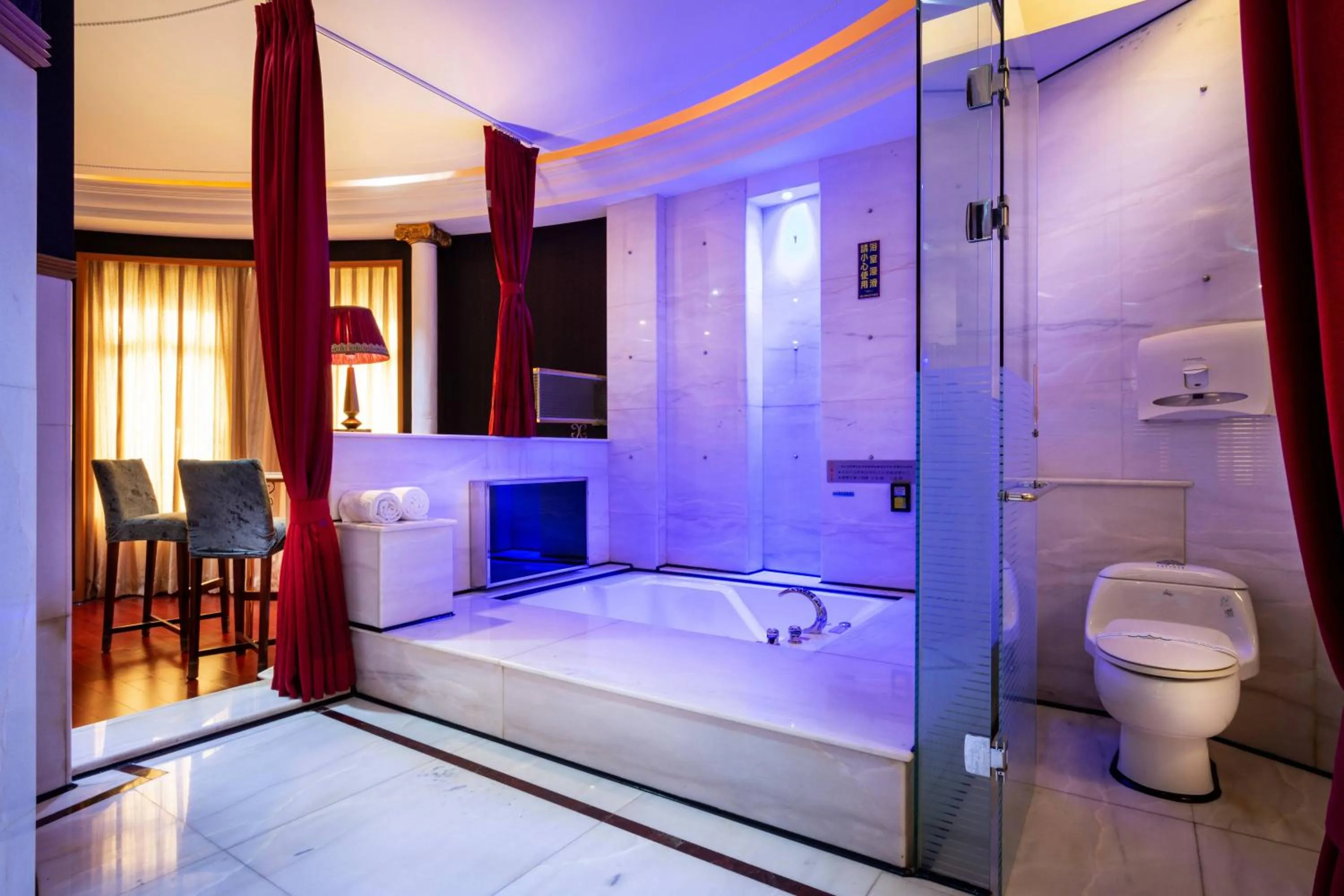 Bathroom, Bed in 國妃鷹堡時尚健康館King & Princess Motel