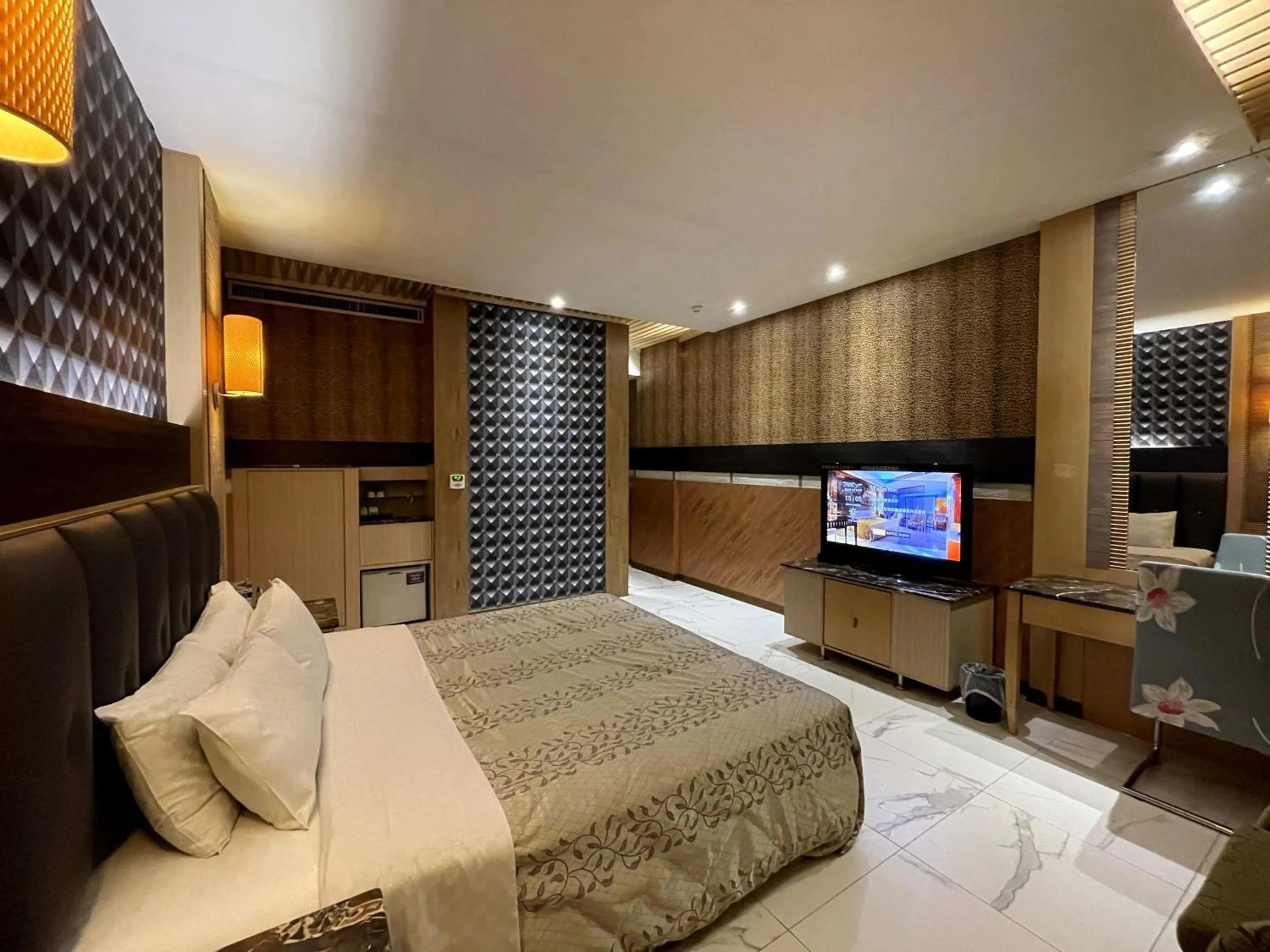 Photo of the whole room, Bed in 國妃鷹堡時尚健康館King & Princess Motel