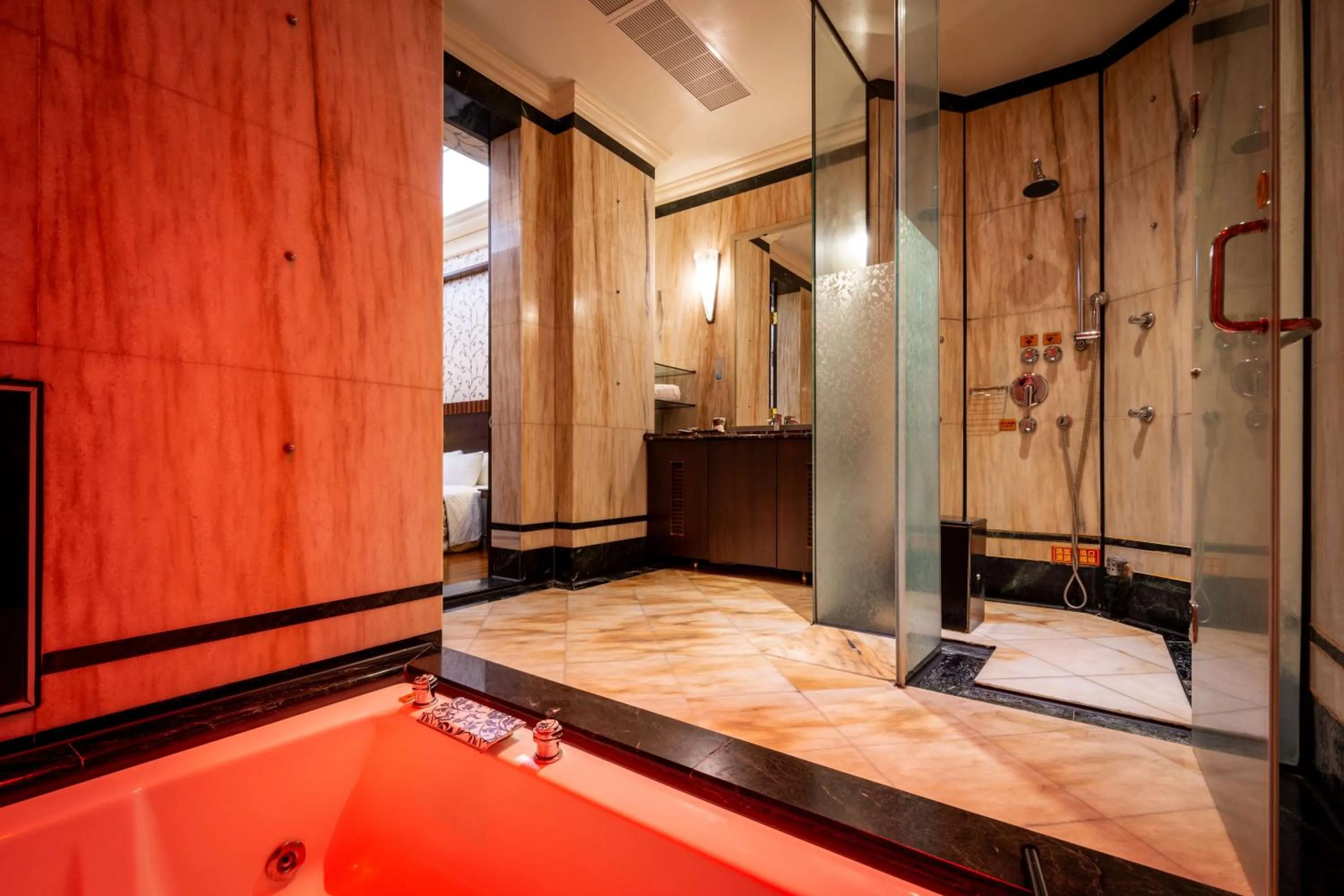 Bathroom, Bed in 國妃鷹堡時尚健康館King & Princess Motel