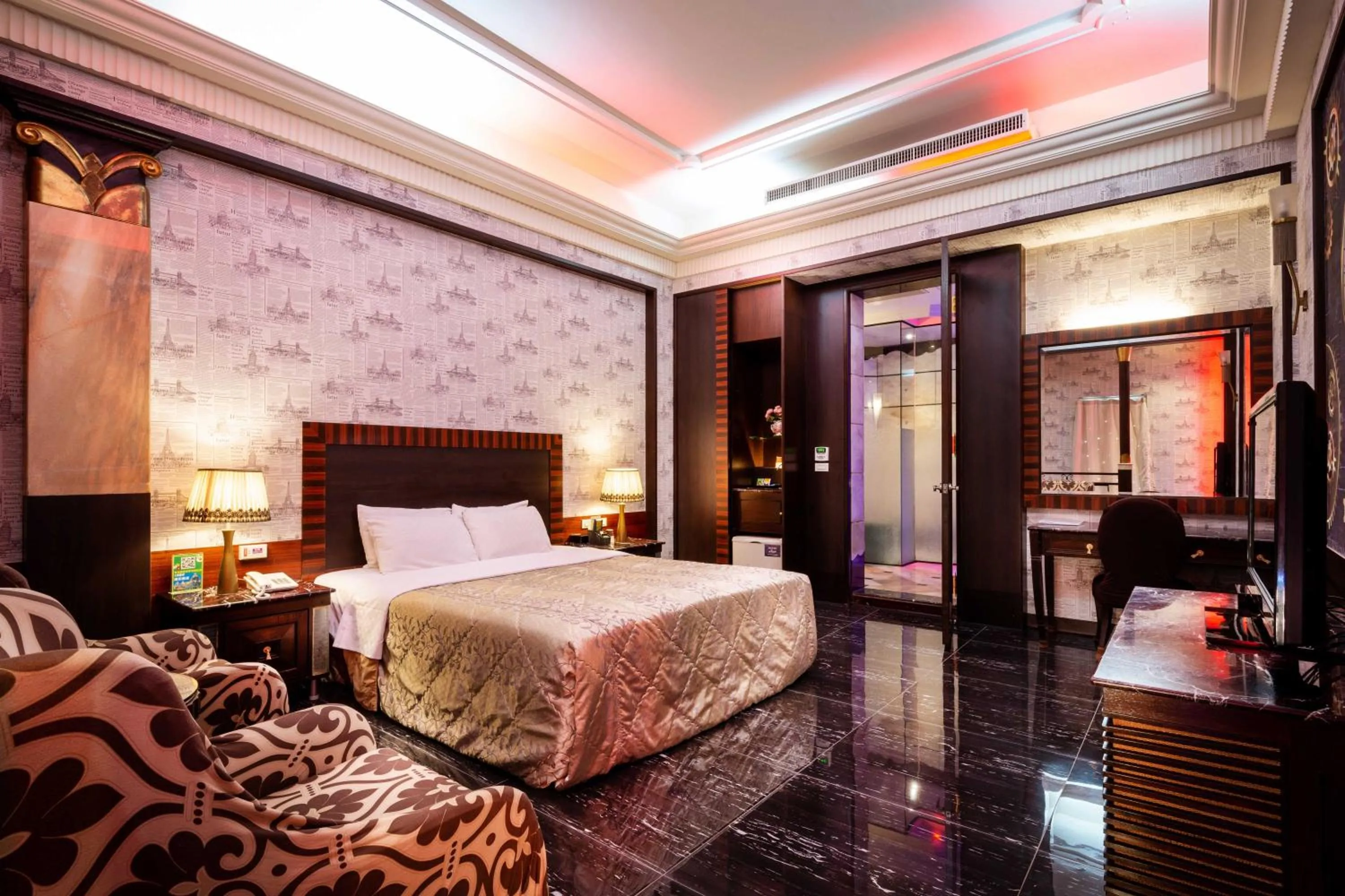 Photo of the whole room, Bed in 國妃鷹堡時尚健康館King & Princess Motel
