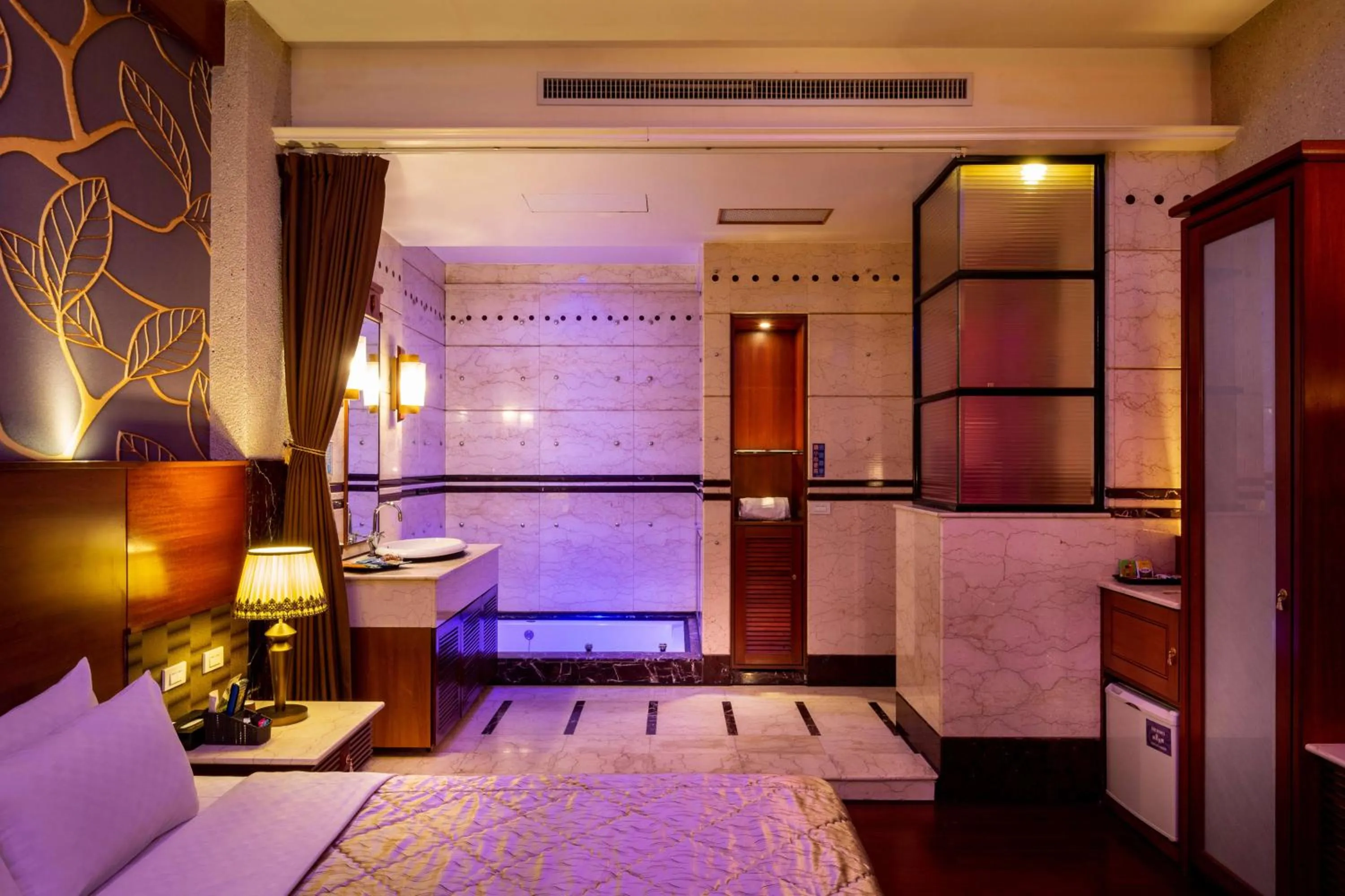 Bathroom, Bed in 國妃鷹堡時尚健康館King & Princess Motel