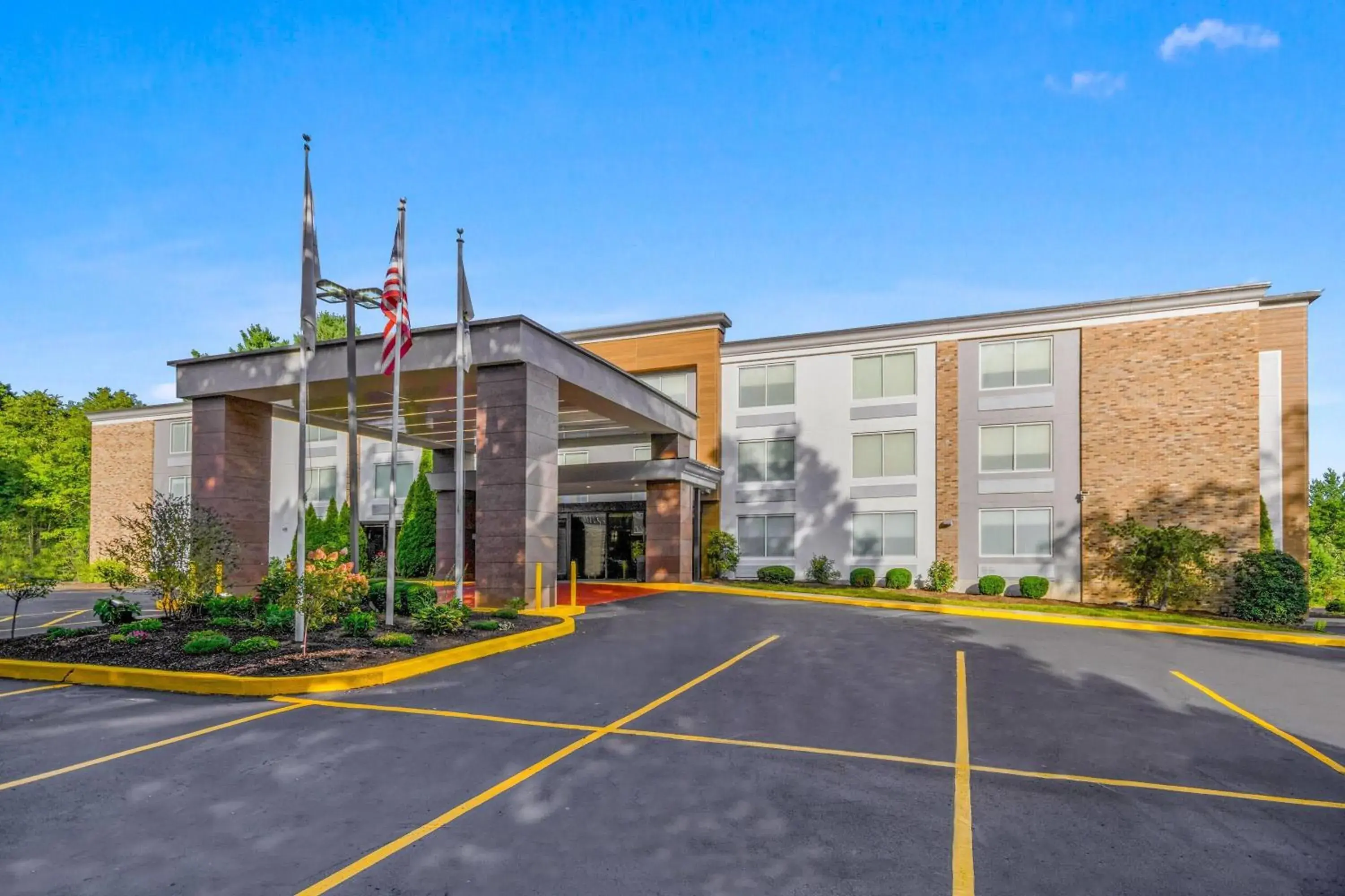 Property building in La Quinta by Wyndham Sturbridge Property building in La Quinta by Wyndham Sturbridge