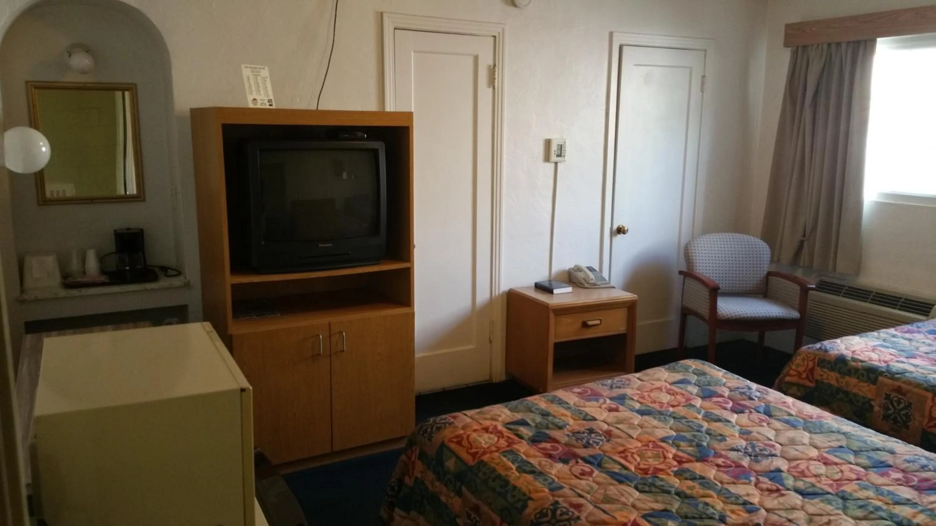 Photo of the whole room, Bed in San Joaquin Motel