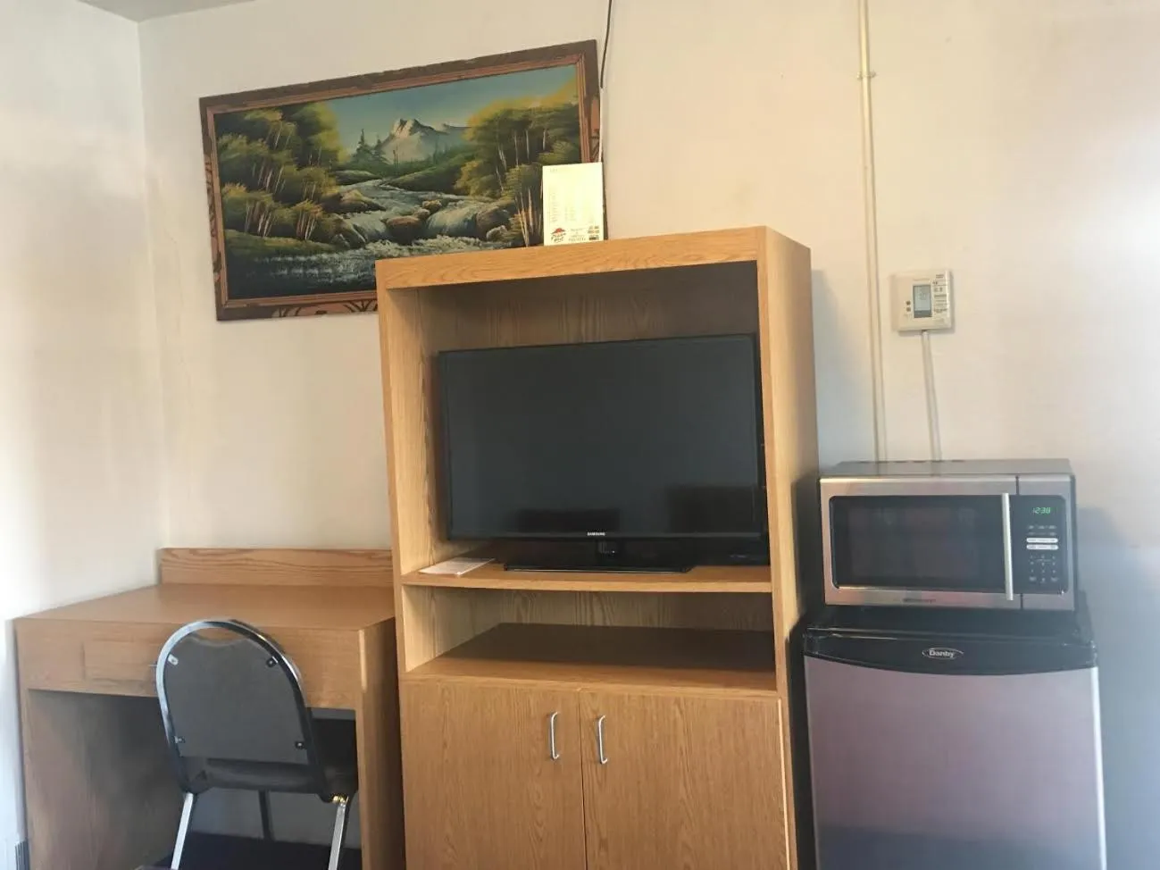 Photo of the whole room in San Joaquin Motel