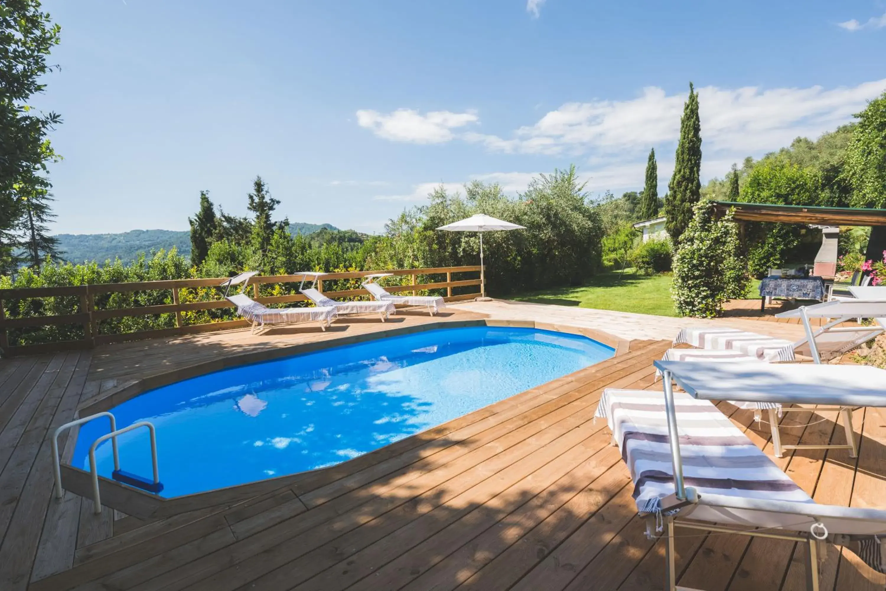 Exclusive beautiful pool house surrounded by greenery, modern, luxury finishes Exclusive beautiful pool house surrounded by greenery, modern, luxury finishes