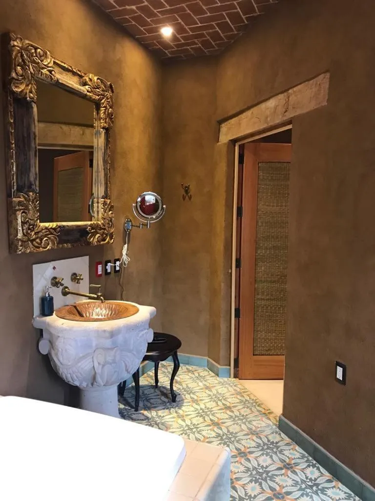 Bathroom in Hacienda Ucazanaztacua