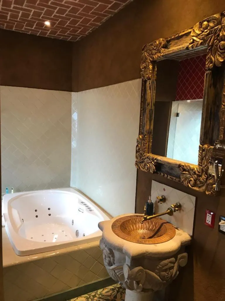 Bathroom in Hacienda Ucazanaztacua