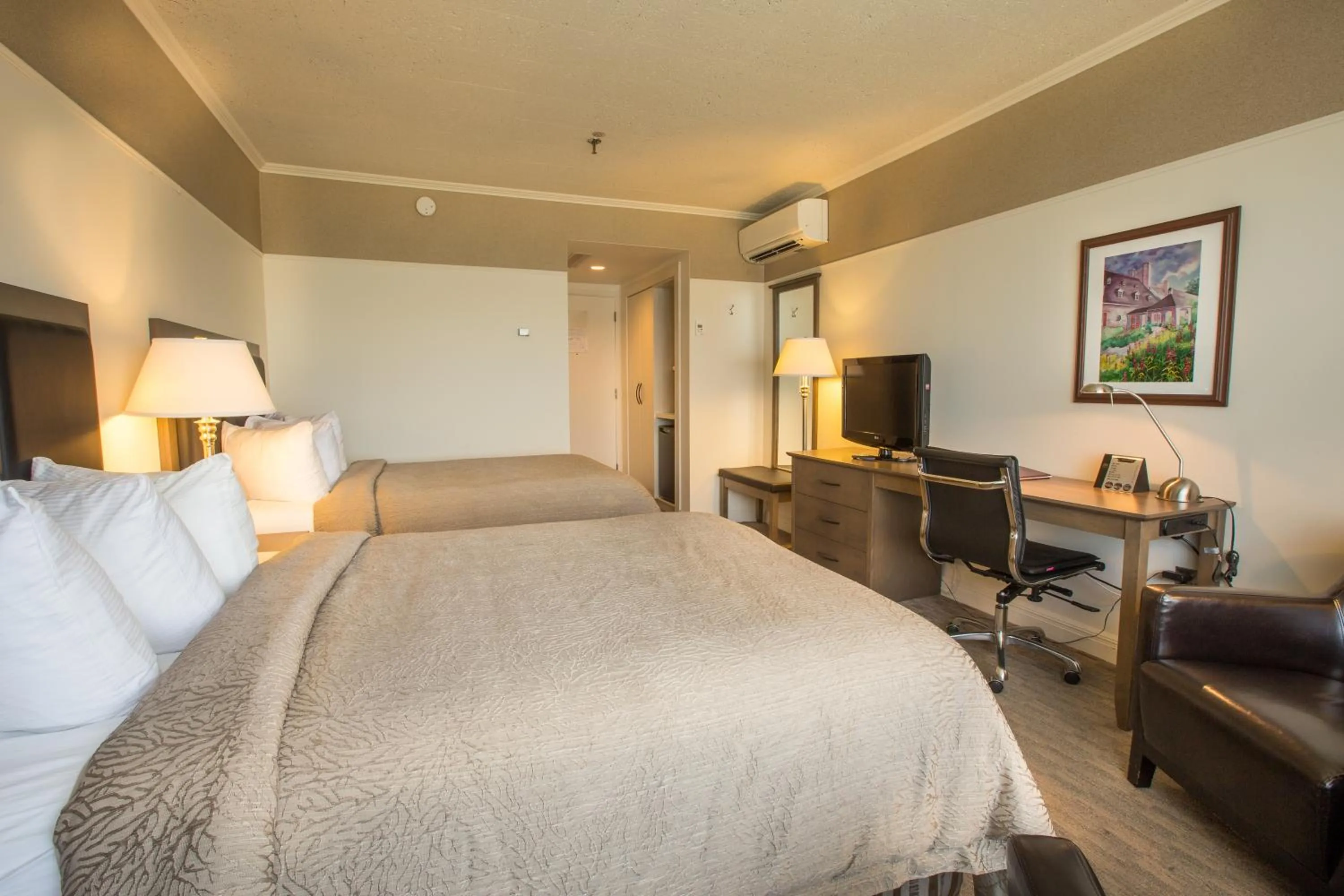 Bed in Hôtel le Manoir Baie-Comeau