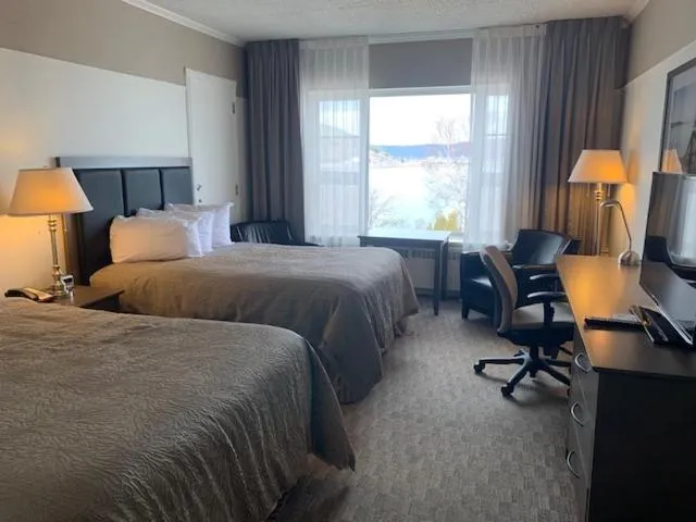 Bed in Hôtel le Manoir Baie-Comeau