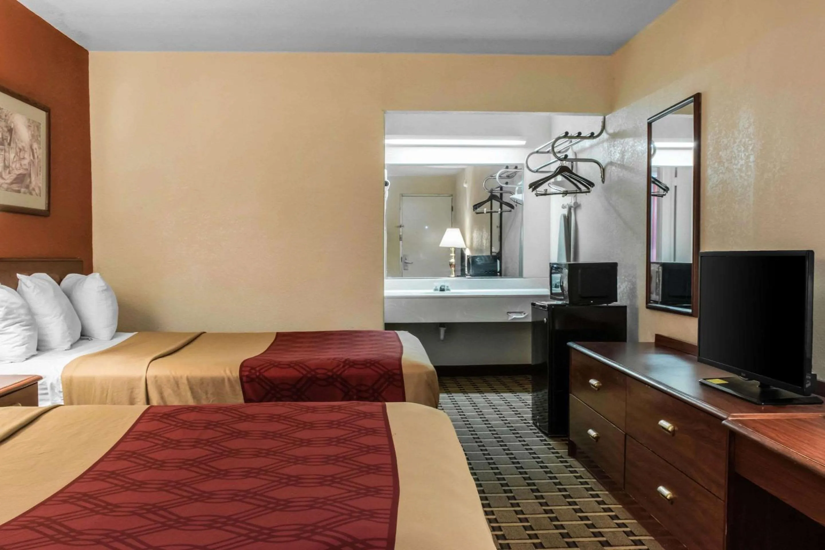 Photo of the whole room, Bed in Econo Lodge Carlisle Central