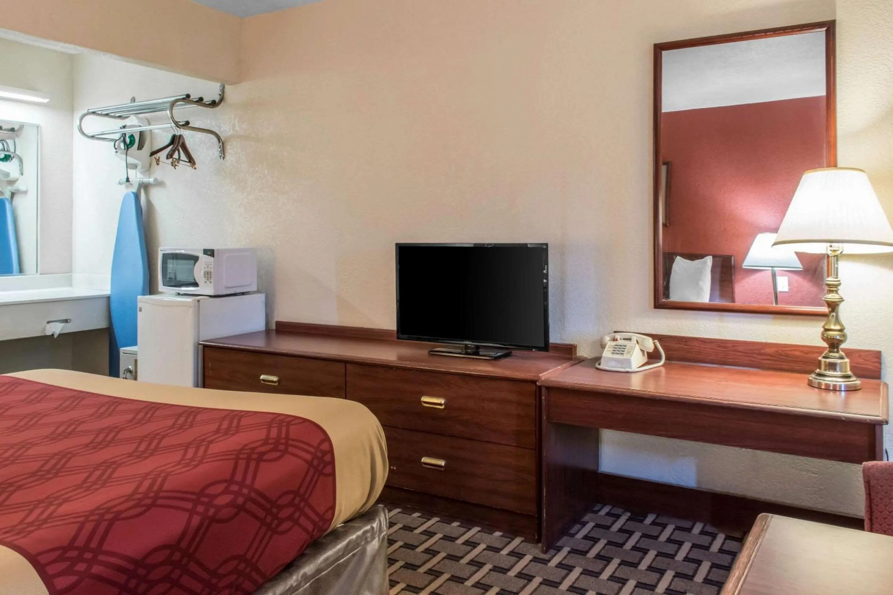 Photo of the whole room, Bed in Econo Lodge Carlisle Central