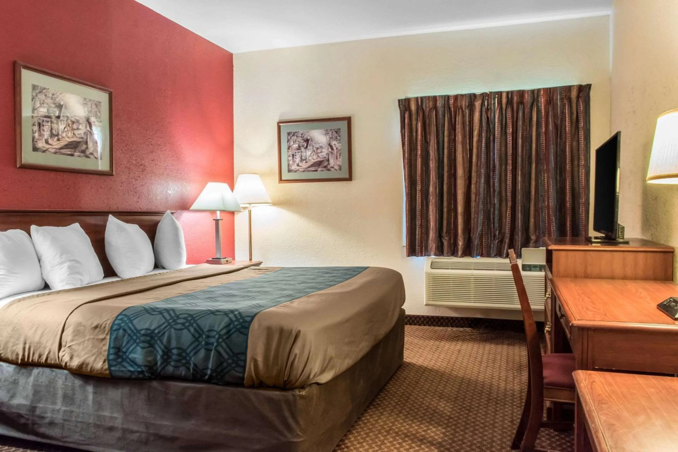 Photo of the whole room, Bed in Econo Lodge Carlisle Central