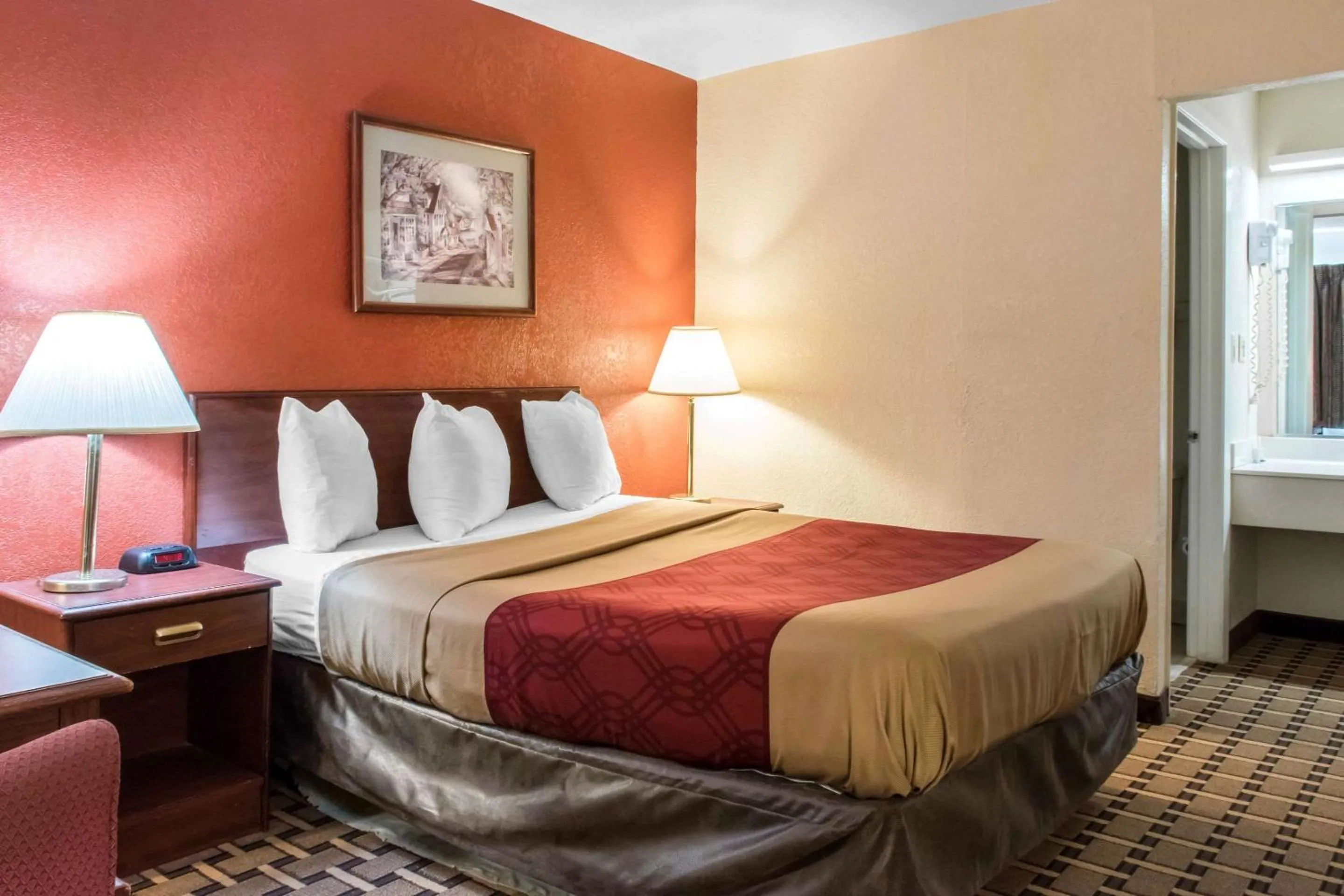 Photo of the whole room, Bed in Econo Lodge Carlisle Central