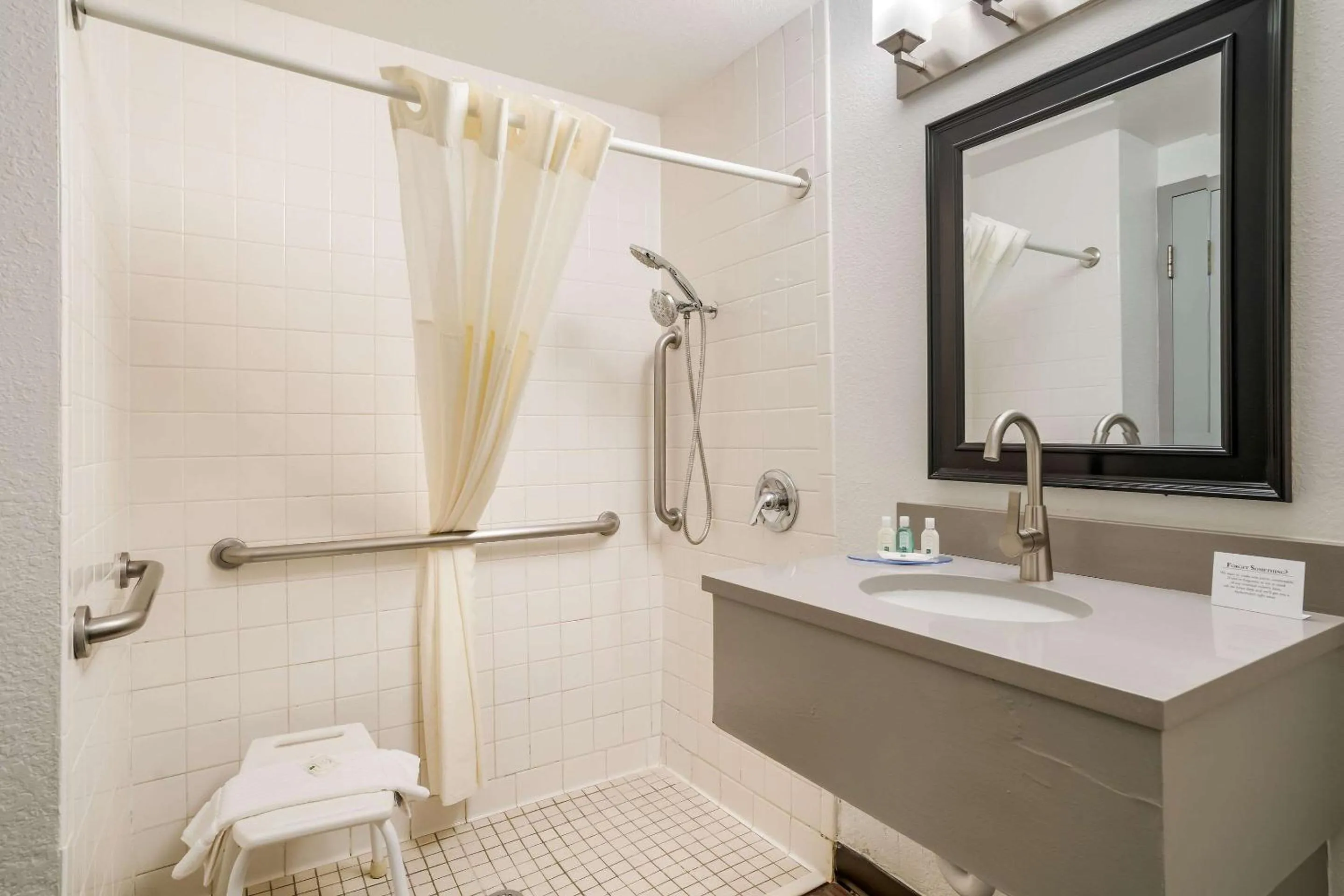 Bedroom in Quality Inn Jacksonville near Camp Lejeune