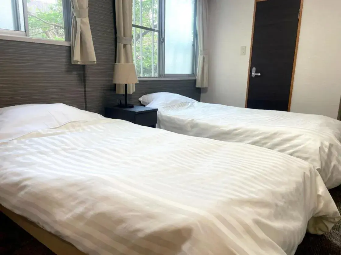 Standard Twin Room with Shared Bathroom in Itoen Hotel Inatori Standard Twin Room with Shared Bathroom in Itoen Hotel Inatori