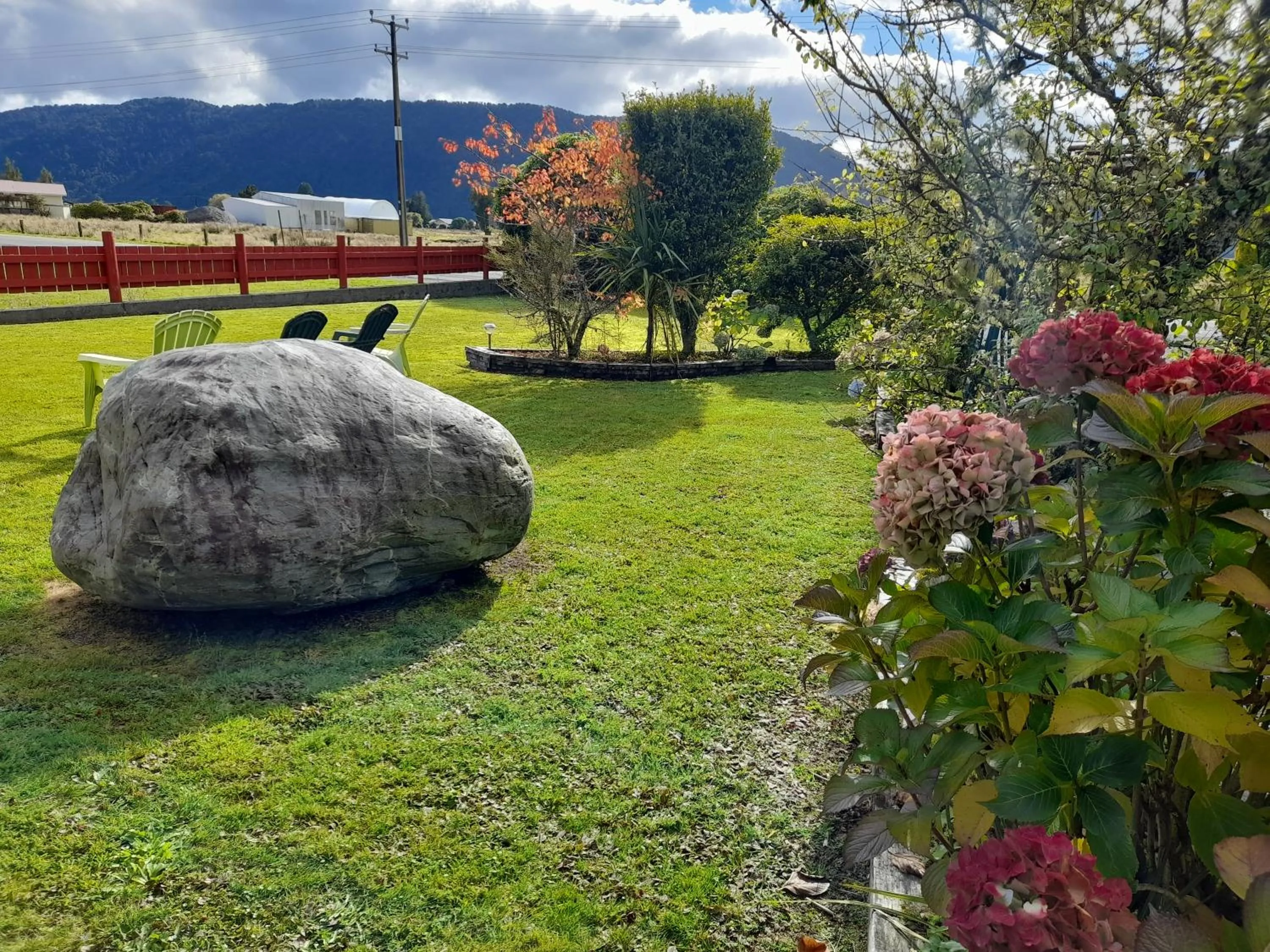 Garden in Lake Matheson Motel