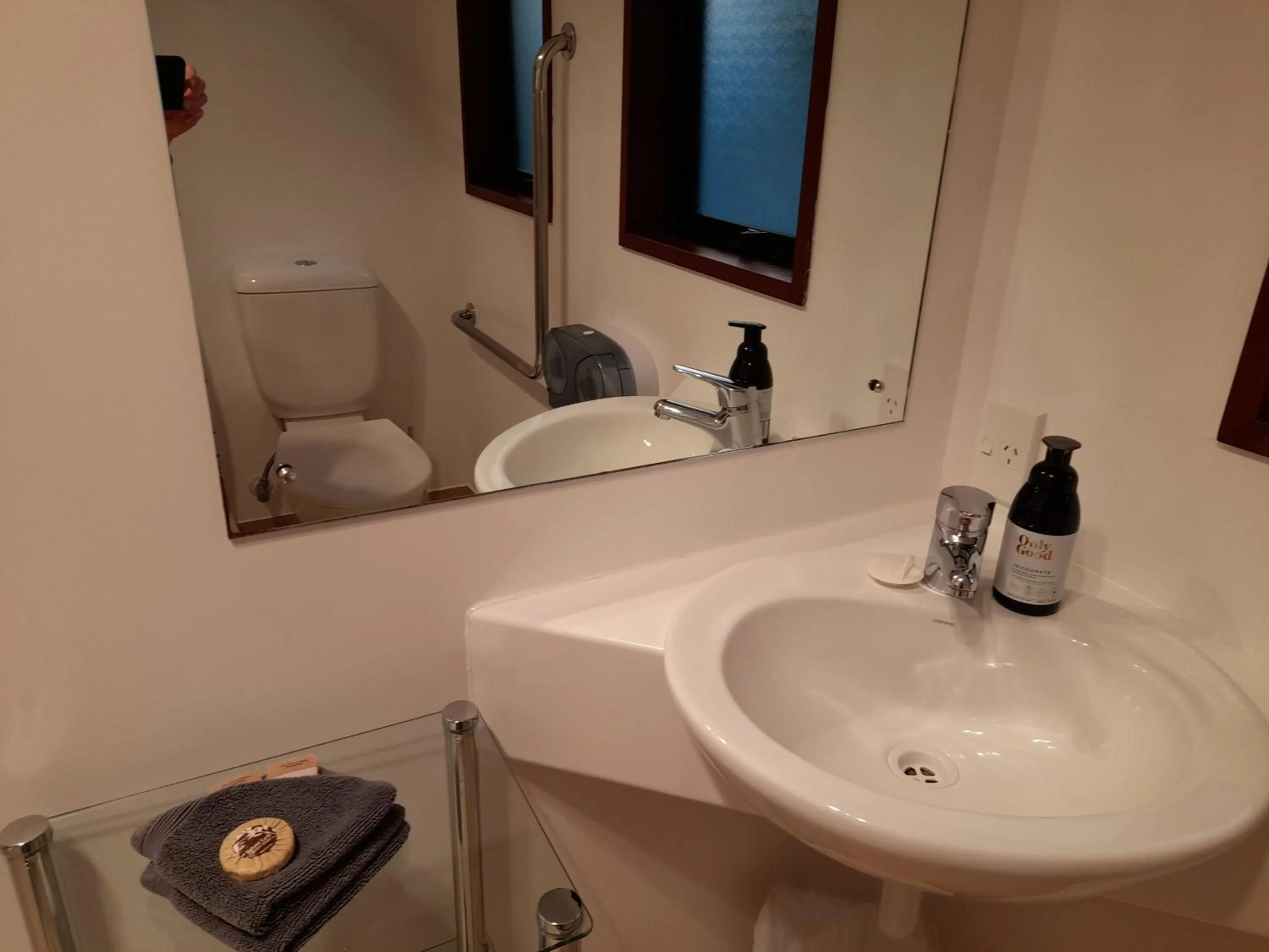 Bathroom in Lake Matheson Motel