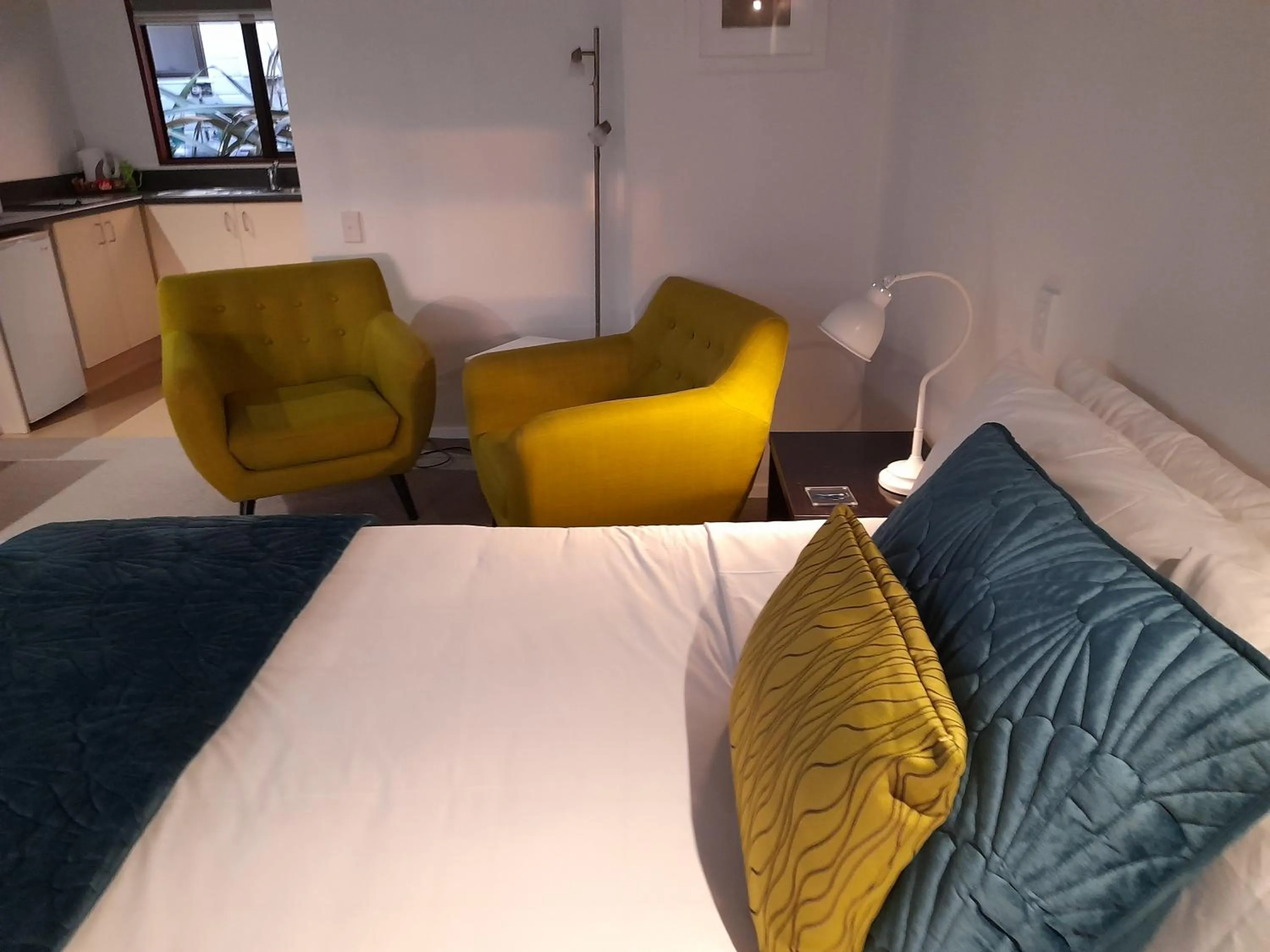 Seating area, Bed in Lake Matheson Motel