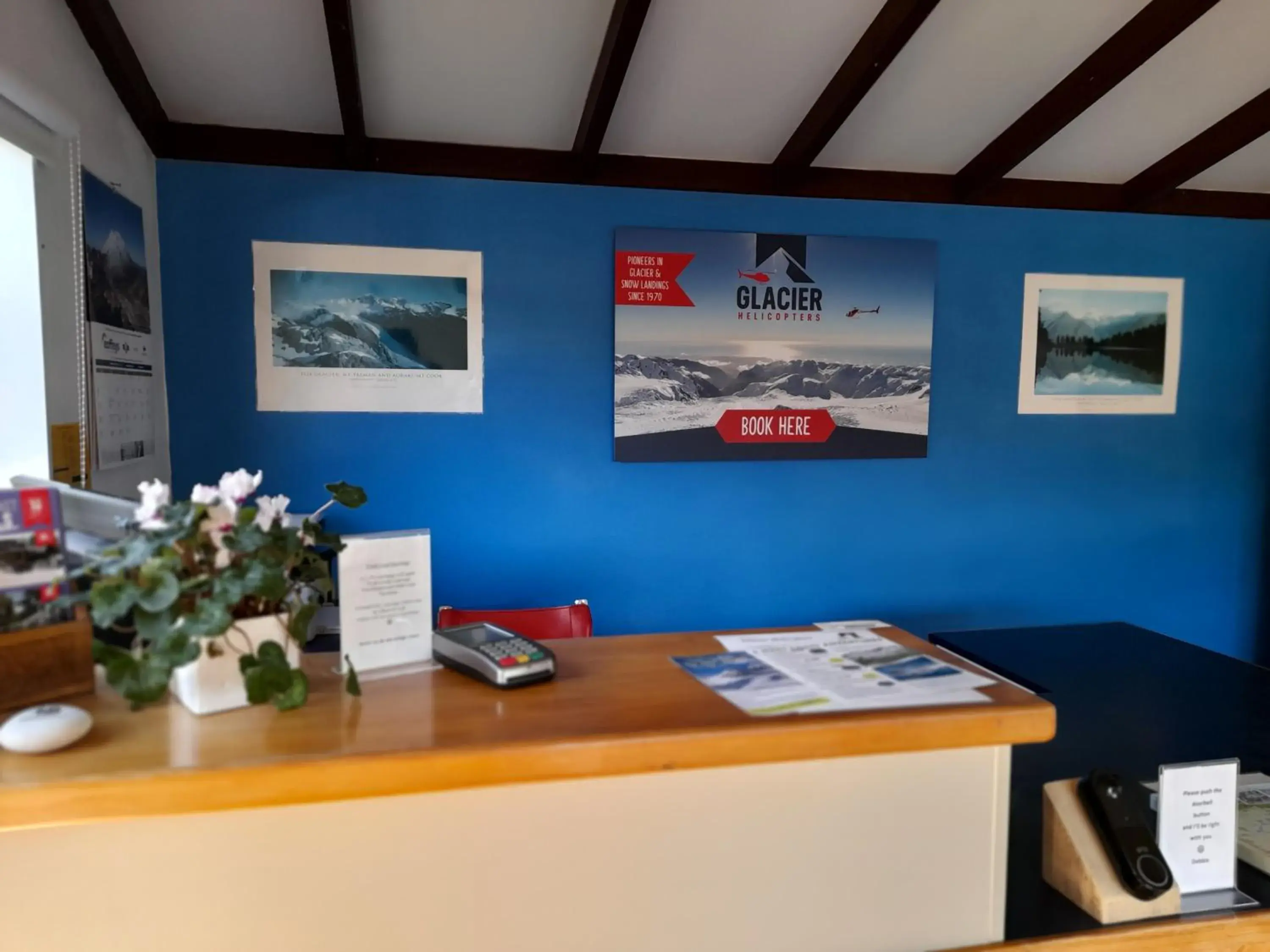 Lobby or reception in Lake Matheson Motel Lobby or reception in Lake Matheson Motel