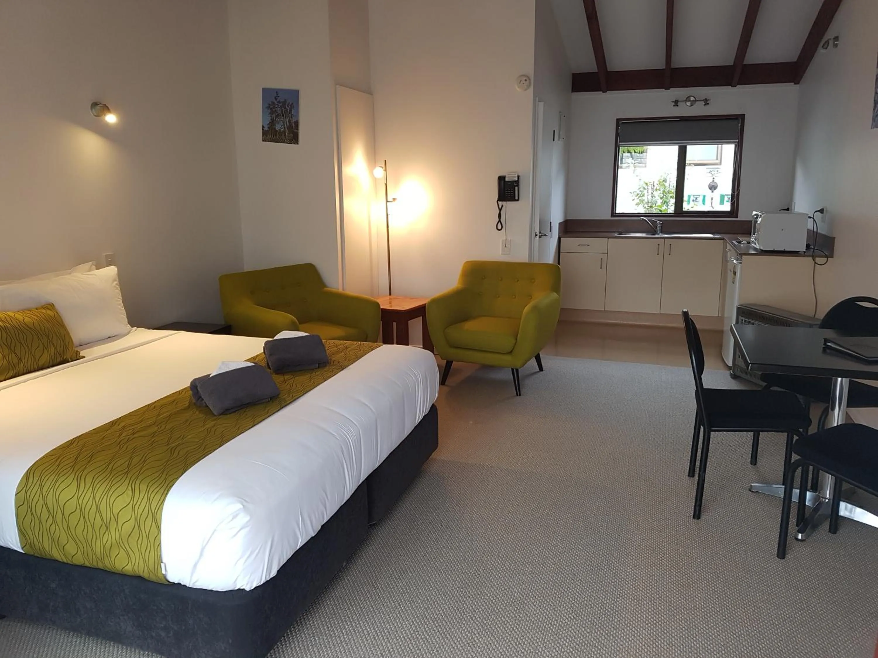 Photo of the whole room, Bed in Lake Matheson Motel
