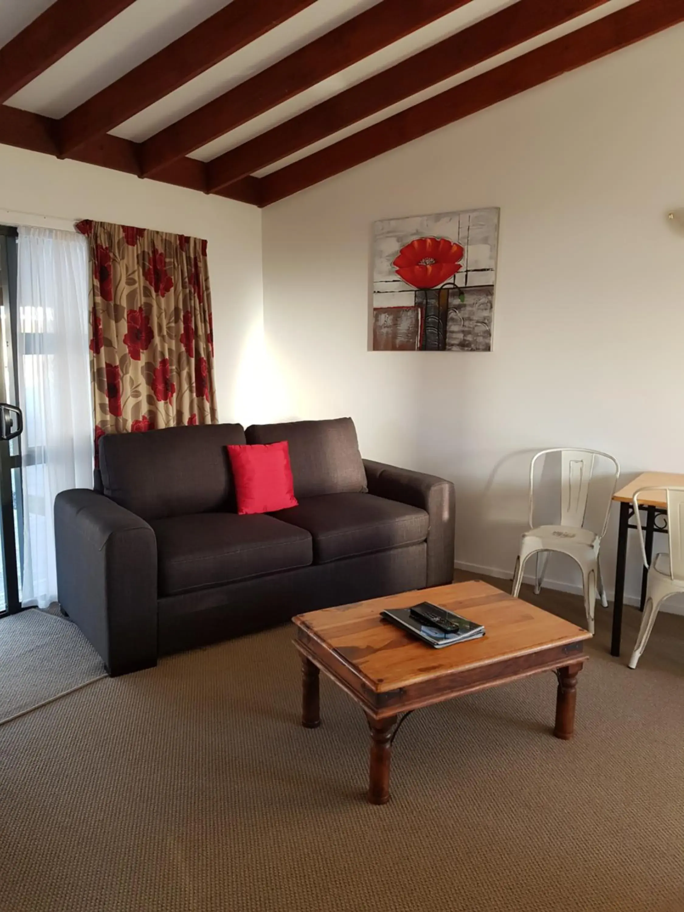 Living room in Lake Matheson Motel Living room in Lake Matheson Motel