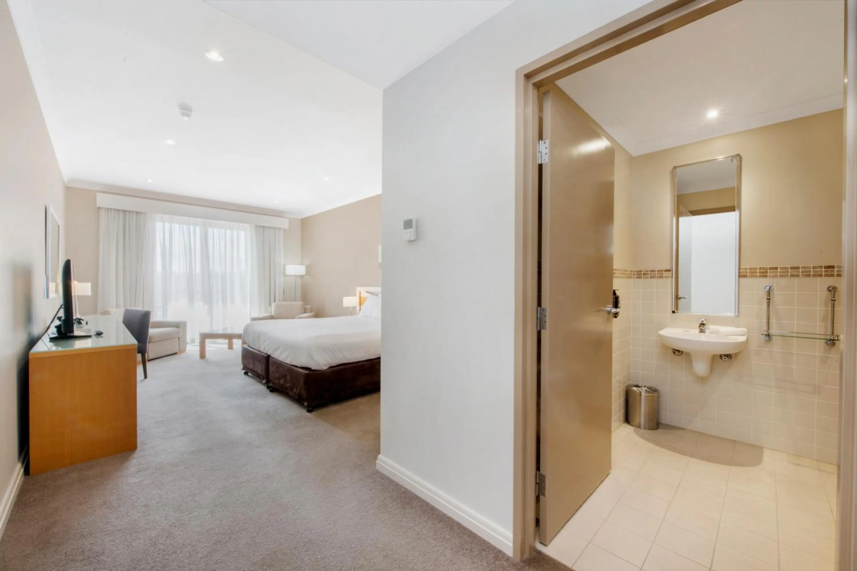 Bathroom, Bed in Mercure Kooindah Waters Central Coast