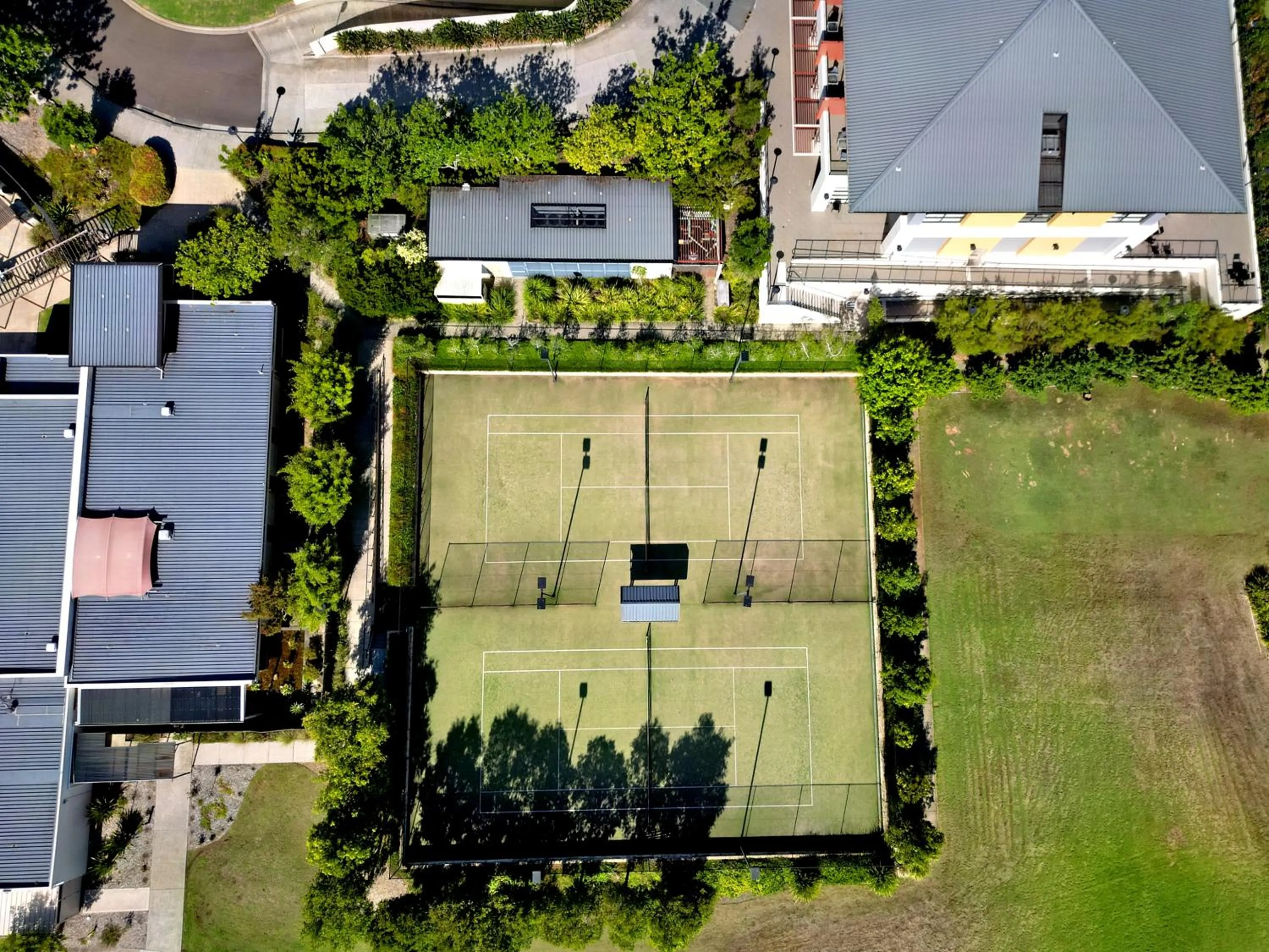 Tennis court in Mercure Kooindah Waters Central Coast