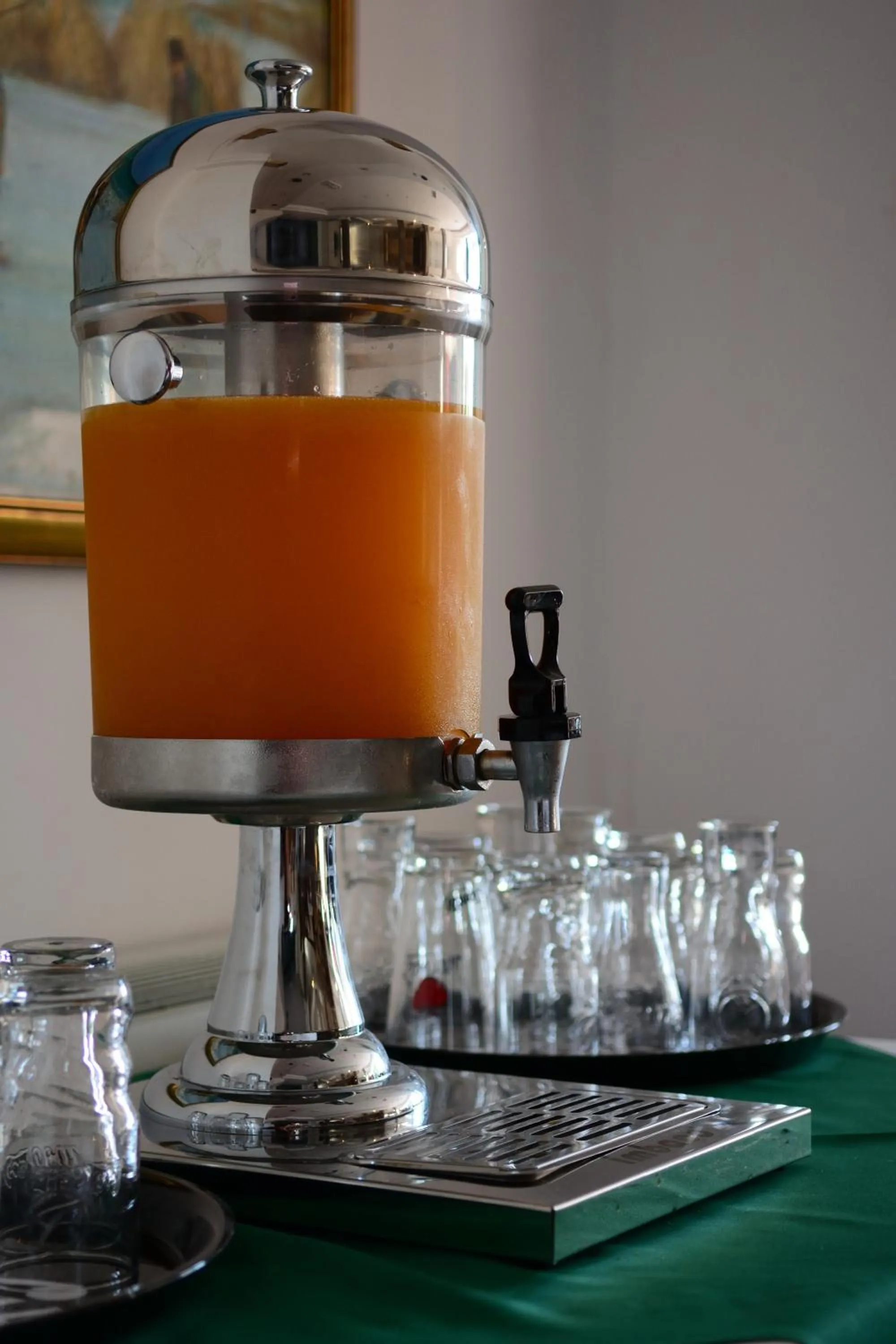 Restaurant/places to eat in Hotel Select