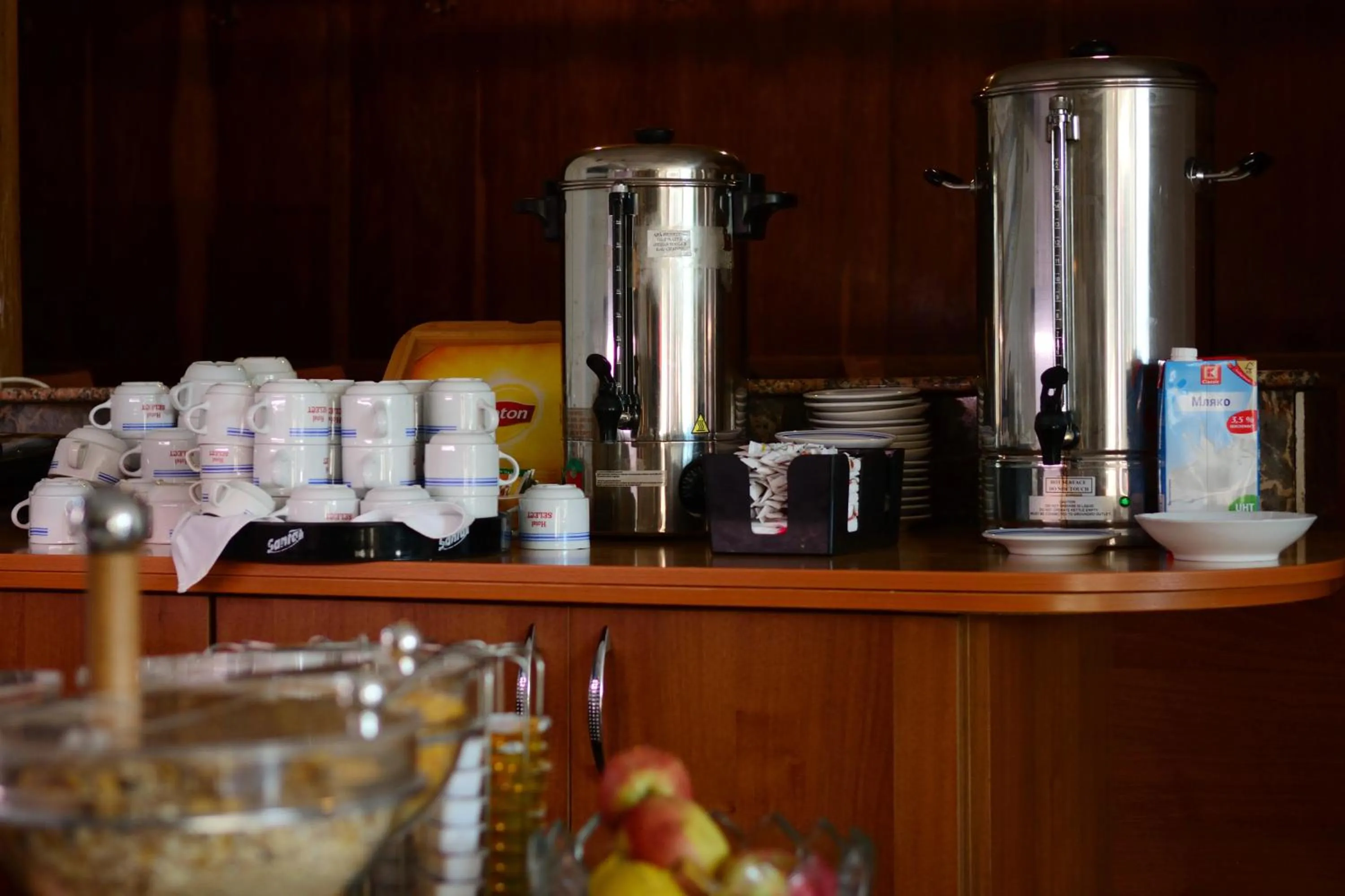 Restaurant/places to eat in Hotel Select