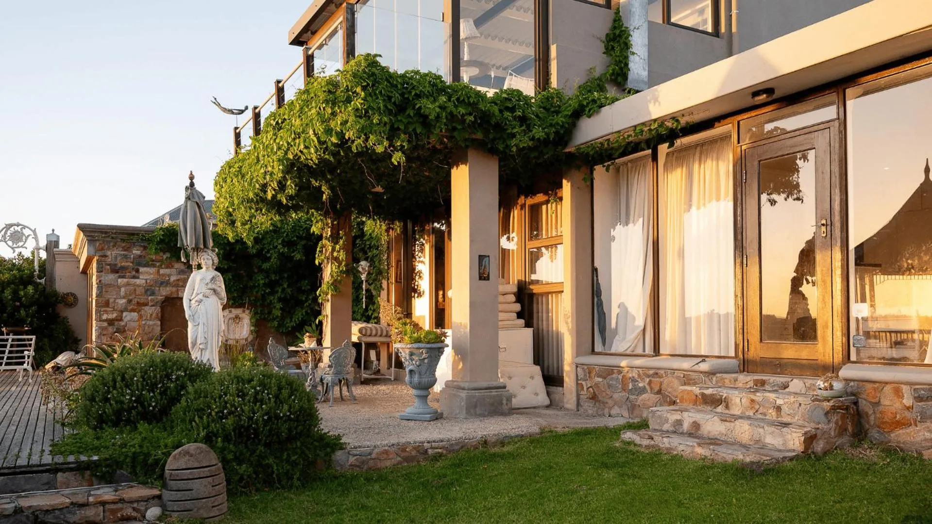 Property building in Kennedys Beach Villa