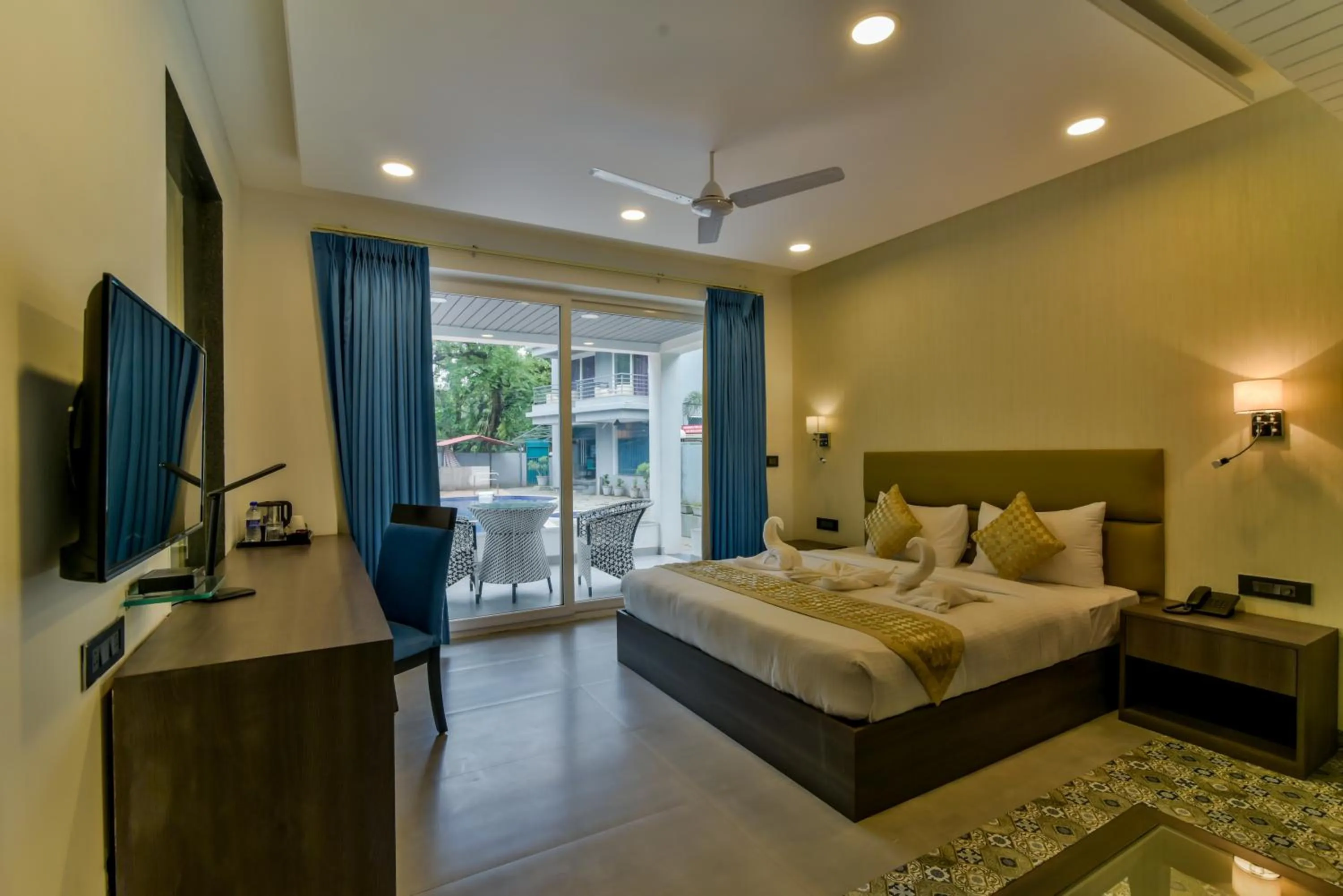 Balcony/Terrace, Bed in Ramatan Resort