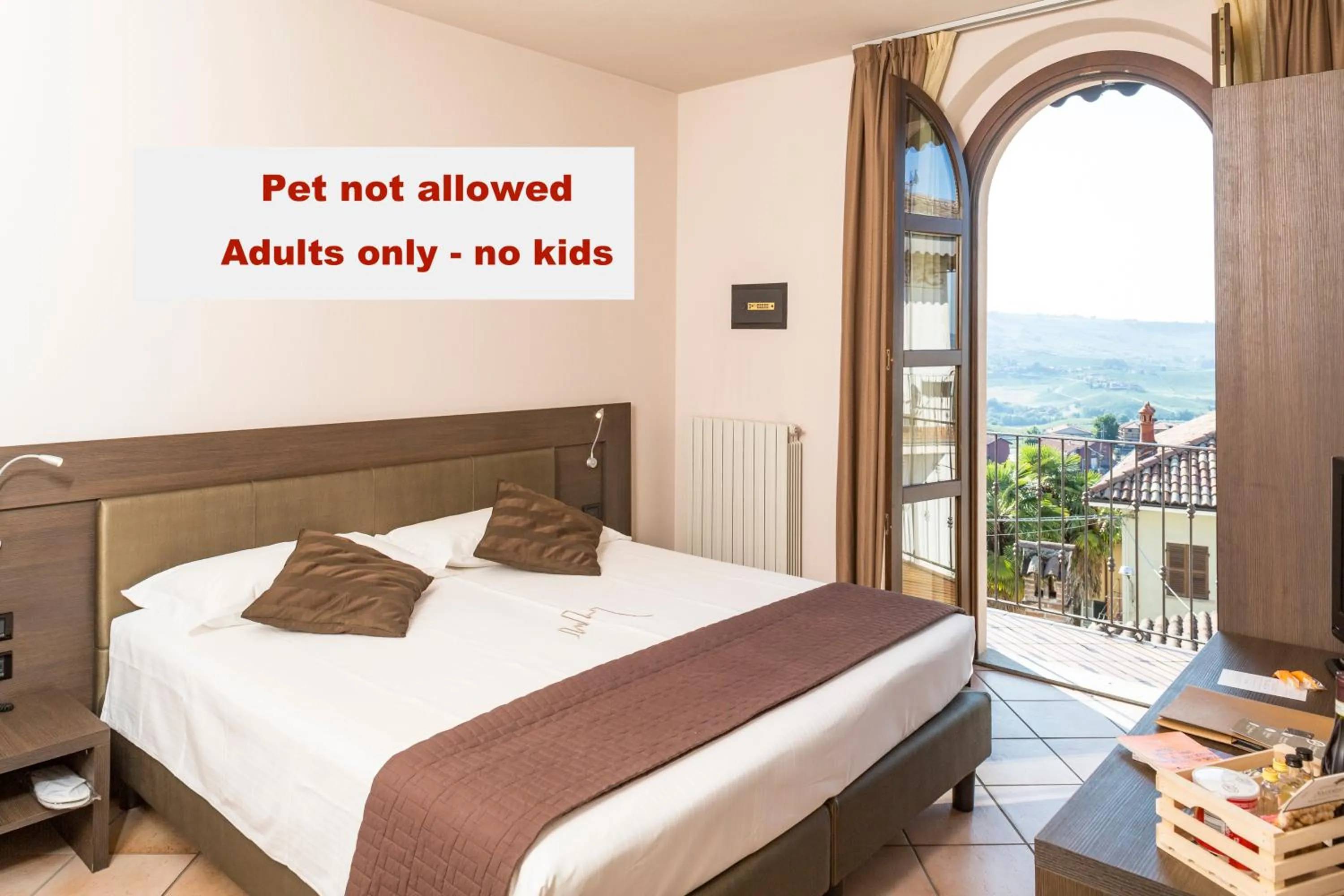 Bedroom, Bed in Le Torri - Castiglione Falletto