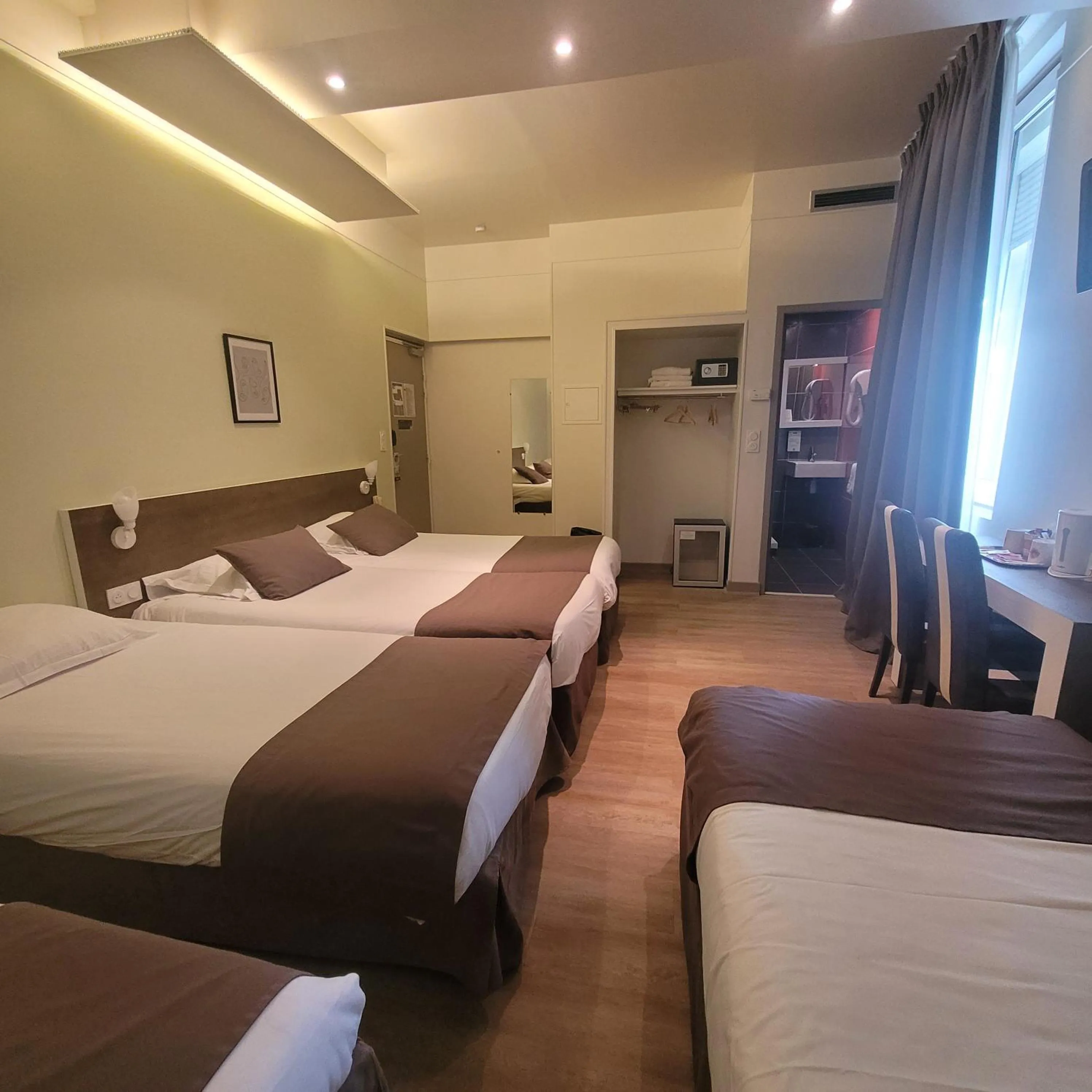 Bed in KYRIAD ORANGE Centre Ville - HOTEL & RESTAURANT & BAR - La Galerie d'Art des Princes - Provence Alpes Côte d'Azur - France - Proche A7-A9 - exit21- Châteauneuf-du-Pape Avignon Bollene Nimes - 24h-24h