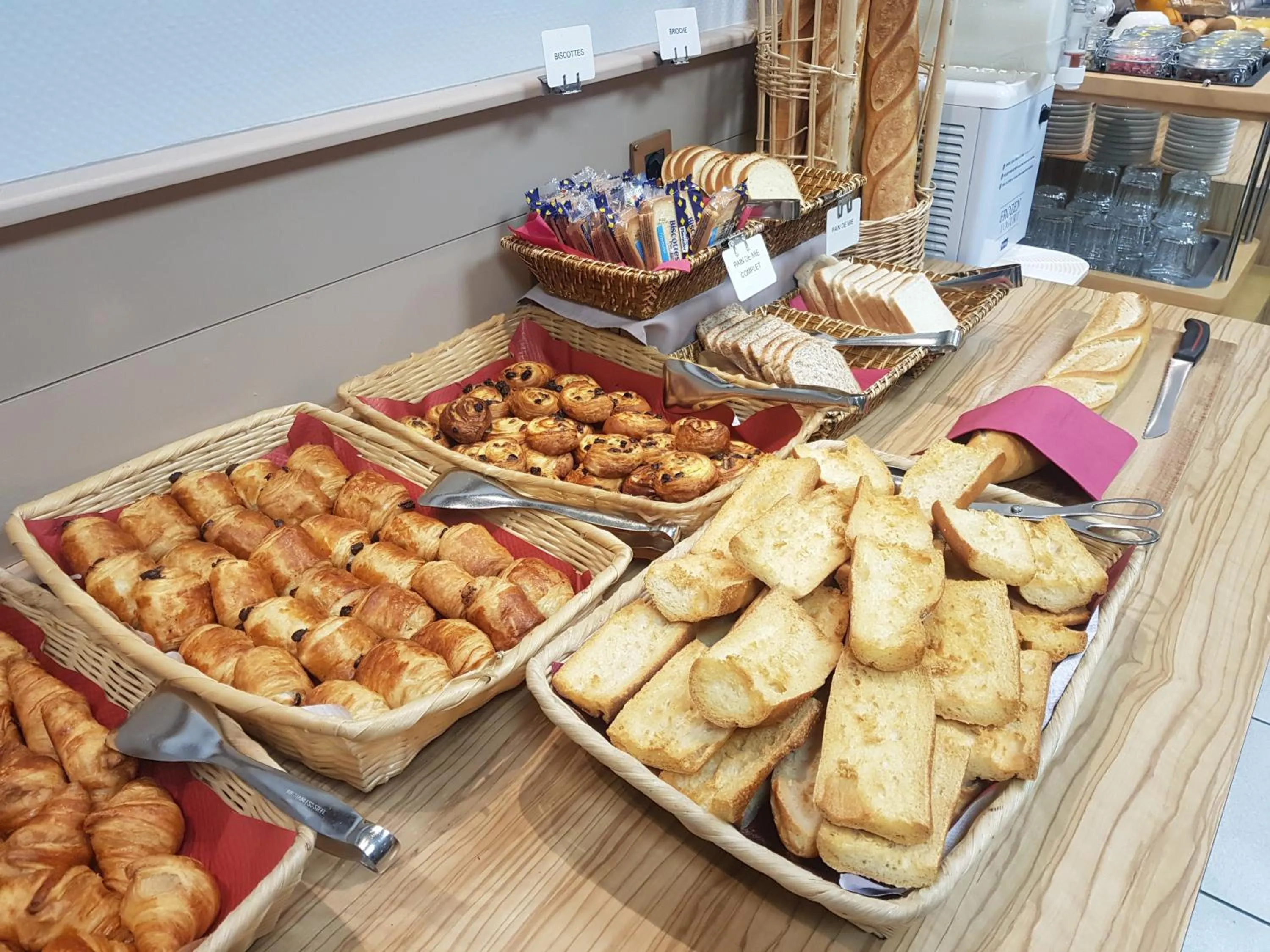 Food and drinks in KYRIAD ORANGE Centre Ville - HOTEL & RESTAURANT & BAR - La Galerie d'Art des Princes - Provence Alpes Côte d'Azur - France - Proche A7-A9 - exit21- Châteauneuf-du-Pape Avignon Bollene Nimes - 24h-24h