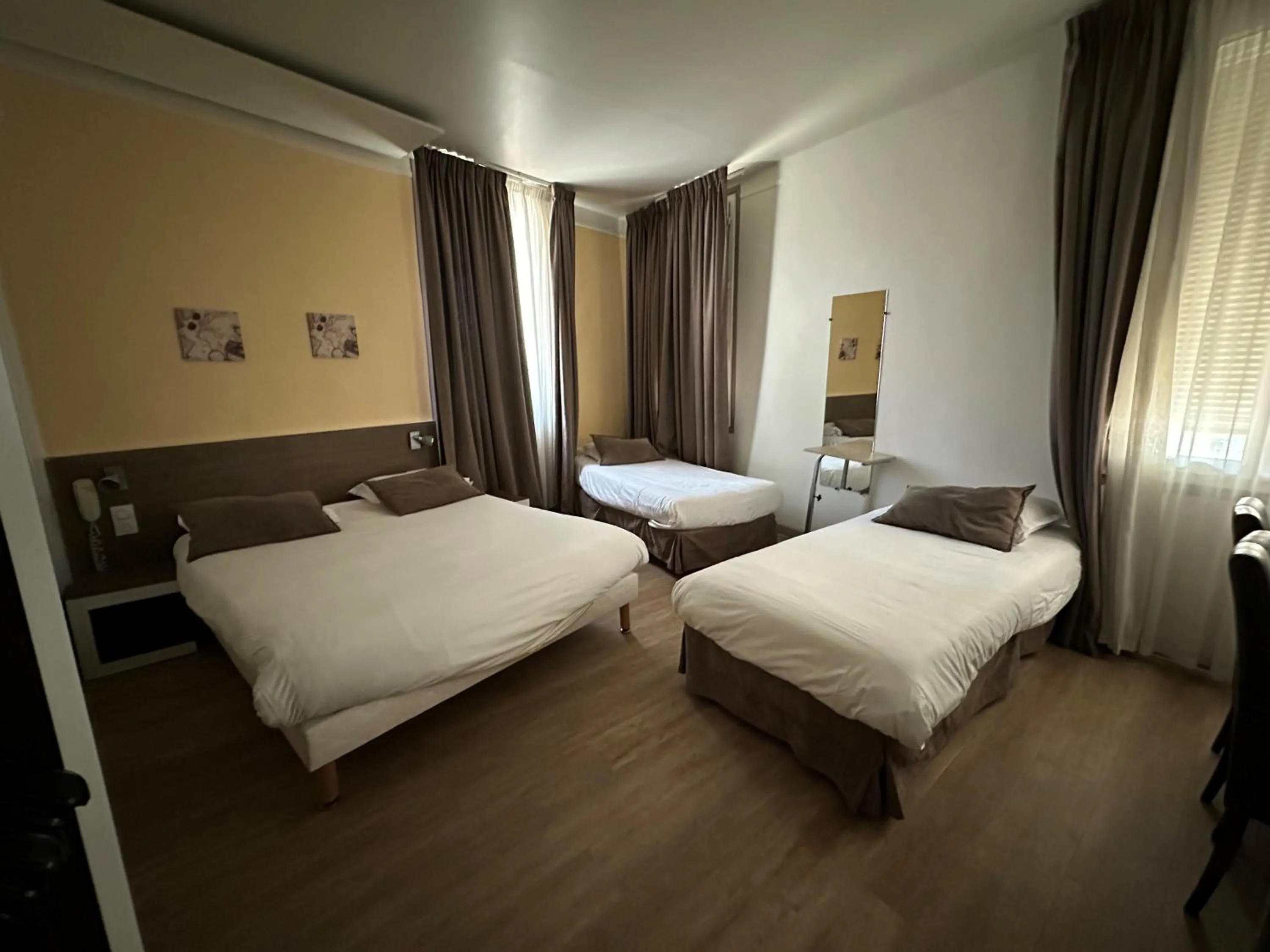 Bed in KYRIAD ORANGE Centre Ville - HOTEL & RESTAURANT & BAR - La Galerie d'Art des Princes - Provence Alpes Côte d'Azur - France - Proche A7-A9 - exit21- Châteauneuf-du-Pape Avignon Bollene Nimes - 24h-24h