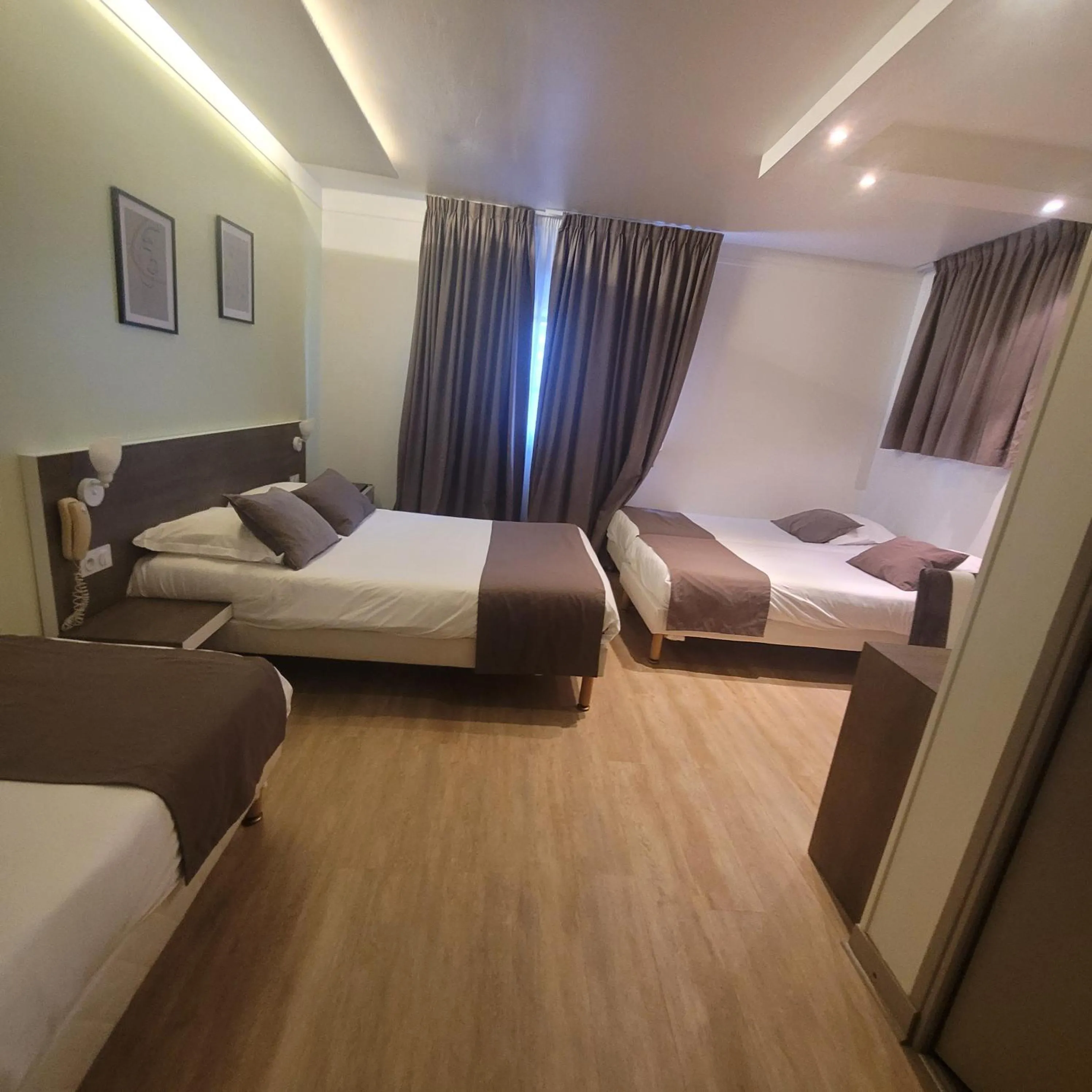 Bed in KYRIAD ORANGE Centre Ville - HOTEL & RESTAURANT & BAR - La Galerie d'Art des Princes - Provence Alpes Côte d'Azur - France - Proche A7-A9 - exit21- Châteauneuf-du-Pape Avignon Bollene Nimes - 24h-24h