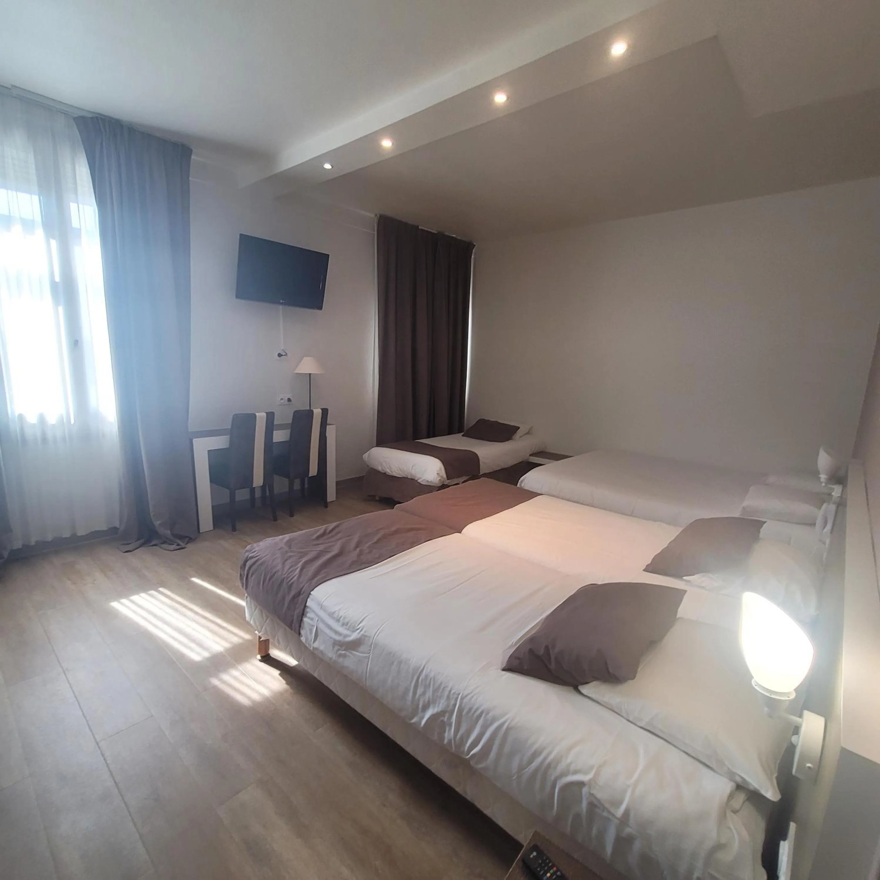 Bed in KYRIAD ORANGE Centre Ville - HOTEL & RESTAURANT & BAR - La Galerie d'Art des Princes - Provence Alpes Côte d'Azur - France - Proche A7-A9 - exit21- Châteauneuf-du-Pape Avignon Bollene Nimes - 24h-24h