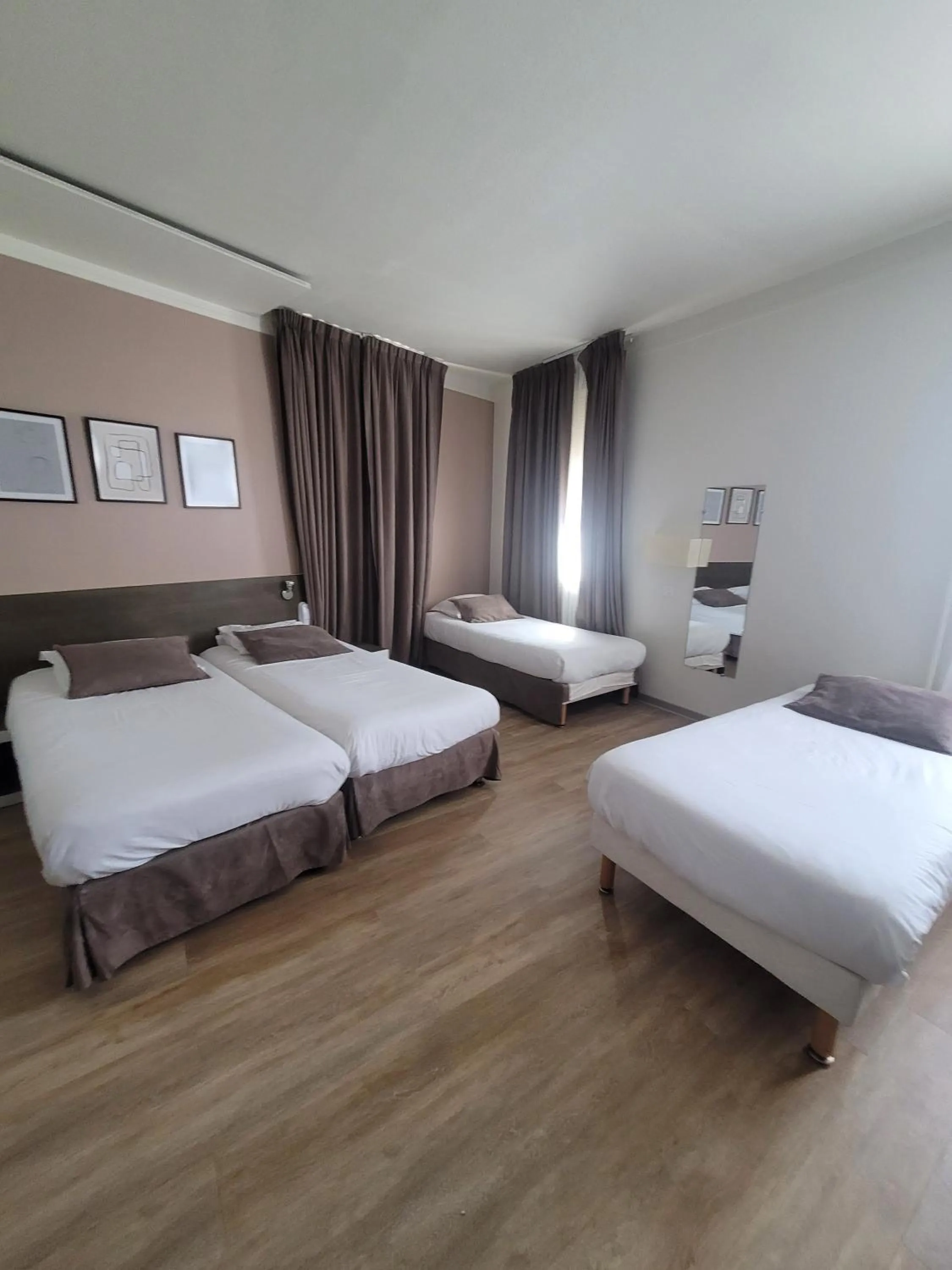 Bed in KYRIAD ORANGE Centre Ville - HOTEL & RESTAURANT & BAR - La Galerie d'Art des Princes - Provence Alpes Côte d'Azur - France - Proche A7-A9 - exit21- Châteauneuf-du-Pape Avignon Bollene Nimes - 24h-24h