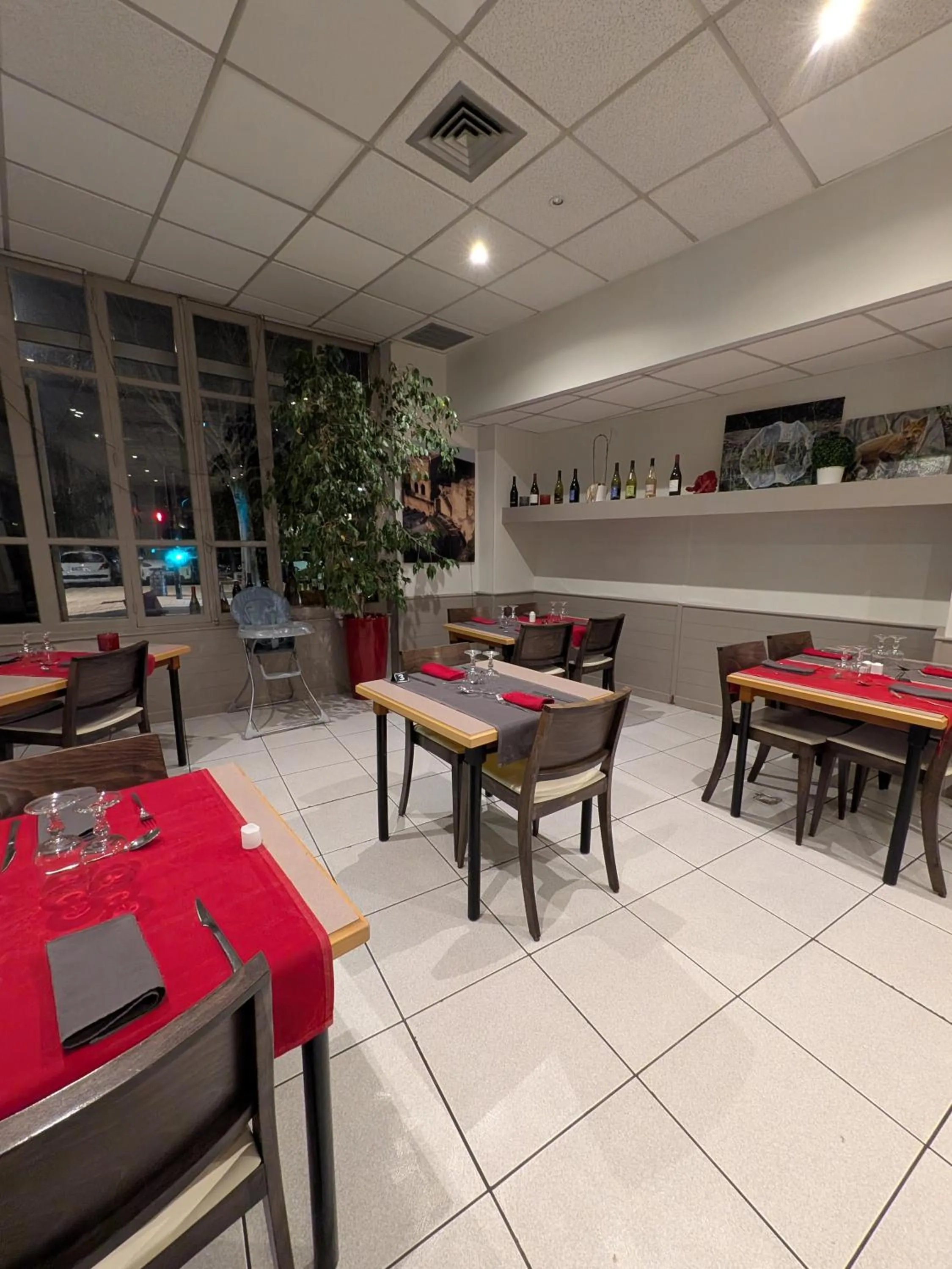 Restaurant/places to eat in KYRIAD ORANGE Centre Ville - HOTEL & RESTAURANT & BAR - La Galerie d'Art des Princes - Provence Alpes Côte d'Azur - France - Proche A7-A9 - exit21- Châteauneuf-du-Pape Avignon Bollene Nimes - 24h-24h