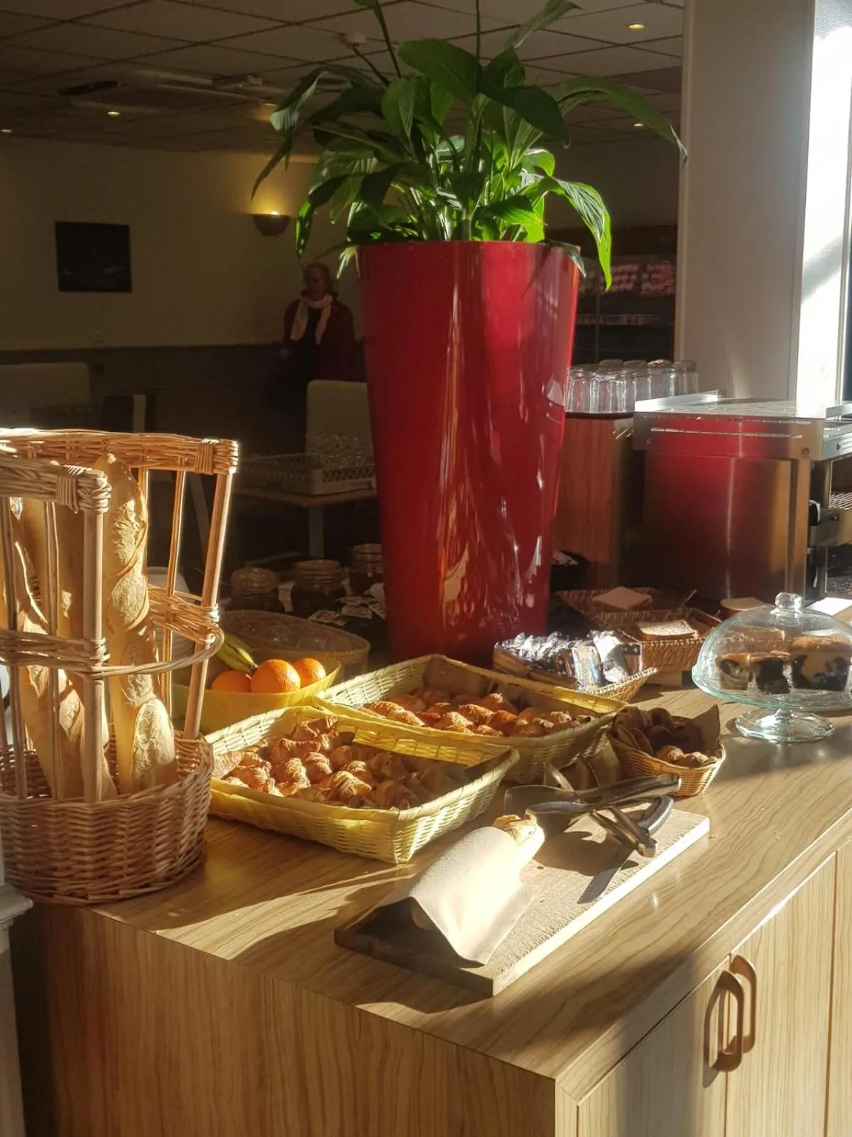 Food and drinks in KYRIAD ORANGE Centre Ville - HOTEL & RESTAURANT & BAR - La Galerie d'Art des Princes - Provence Alpes Côte d'Azur - France - Proche A7-A9 - exit21- Châteauneuf-du-Pape Avignon Bollene Nimes - 24h-24h