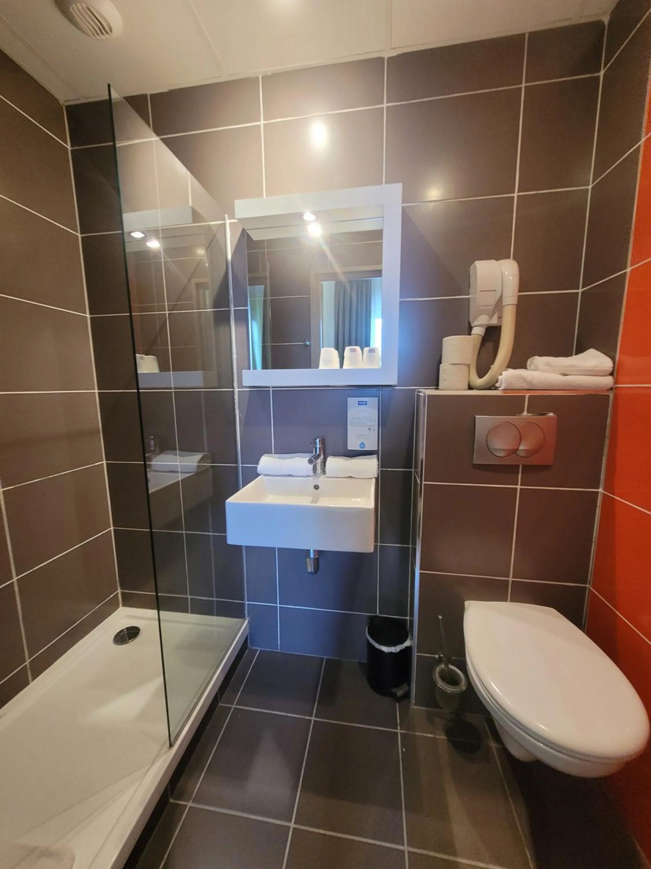 Shower in KYRIAD ORANGE Centre Ville - HOTEL & RESTAURANT & BAR - La Galerie d'Art des Princes - Provence Alpes Côte d'Azur - France - Proche A7-A9 - exit21- Châteauneuf-du-Pape Avignon Bollene Nimes - 24h-24h