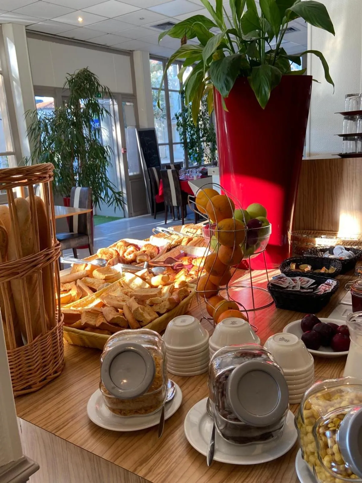 Breakfast in KYRIAD ORANGE Centre Ville - HOTEL & RESTAURANT & BAR - La Galerie d'Art des Princes - Provence Alpes Côte d'Azur - France - Proche A7-A9 - exit21- Châteauneuf-du-Pape Avignon Bollene Nimes - 24h-24h