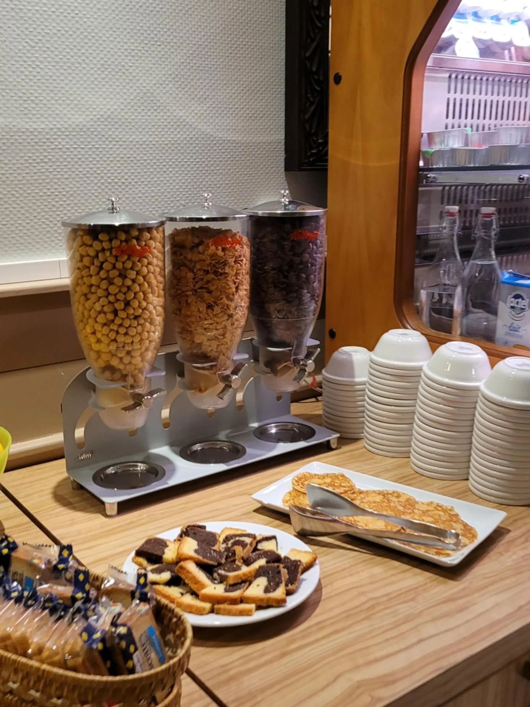 Food and drinks in KYRIAD ORANGE Centre Ville - HOTEL & RESTAURANT & BAR - La Galerie d'Art des Princes - Provence Alpes Côte d'Azur - France - Proche A7-A9 - exit21- Châteauneuf-du-Pape Avignon Bollene Nimes - 24h-24h