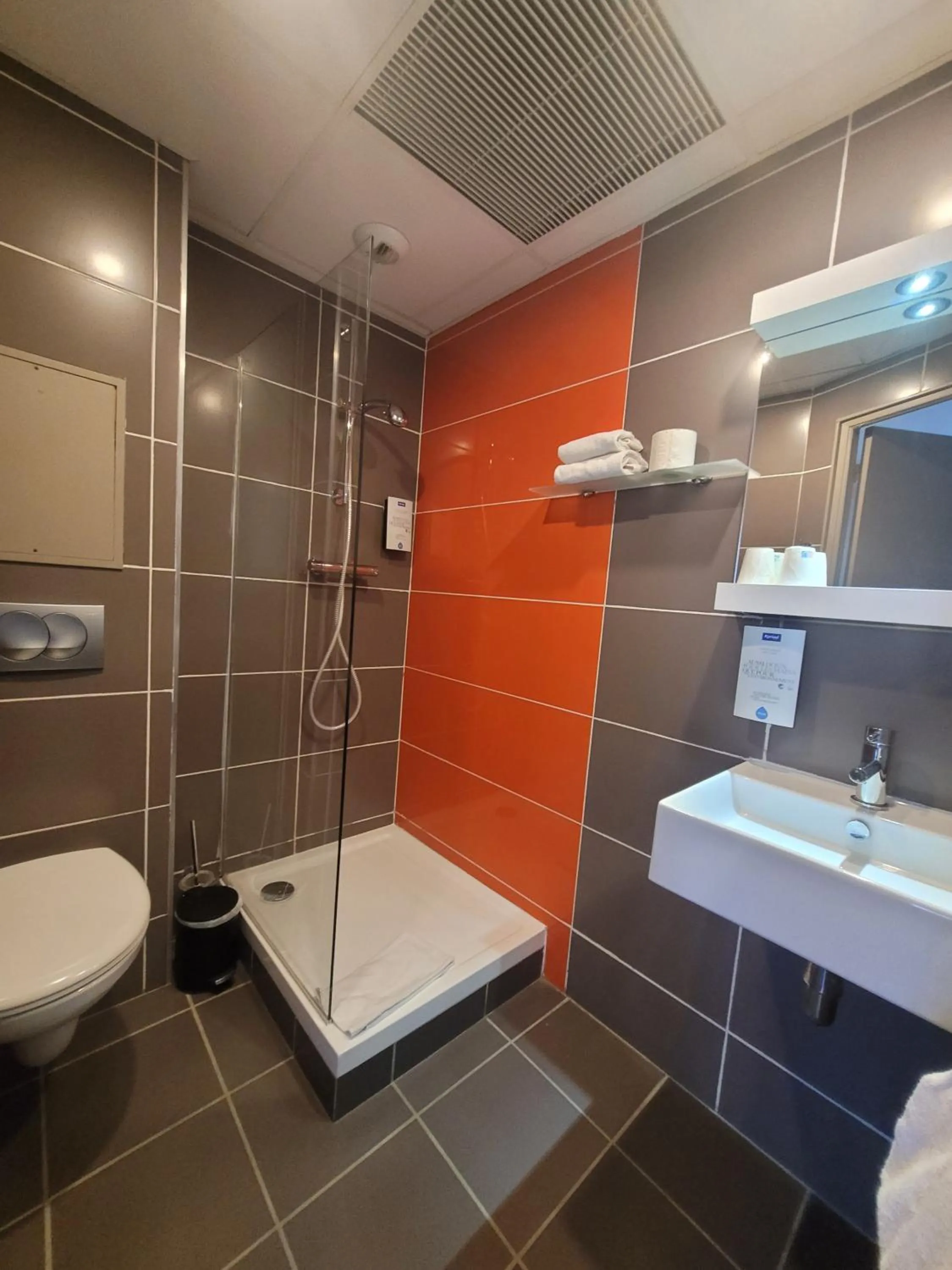 Shower in KYRIAD ORANGE Centre Ville - HOTEL & RESTAURANT & BAR - La Galerie d'Art des Princes - Provence Alpes Côte d'Azur - France - Proche A7-A9 - exit21- Châteauneuf-du-Pape Avignon Bollene Nimes - 24h-24h