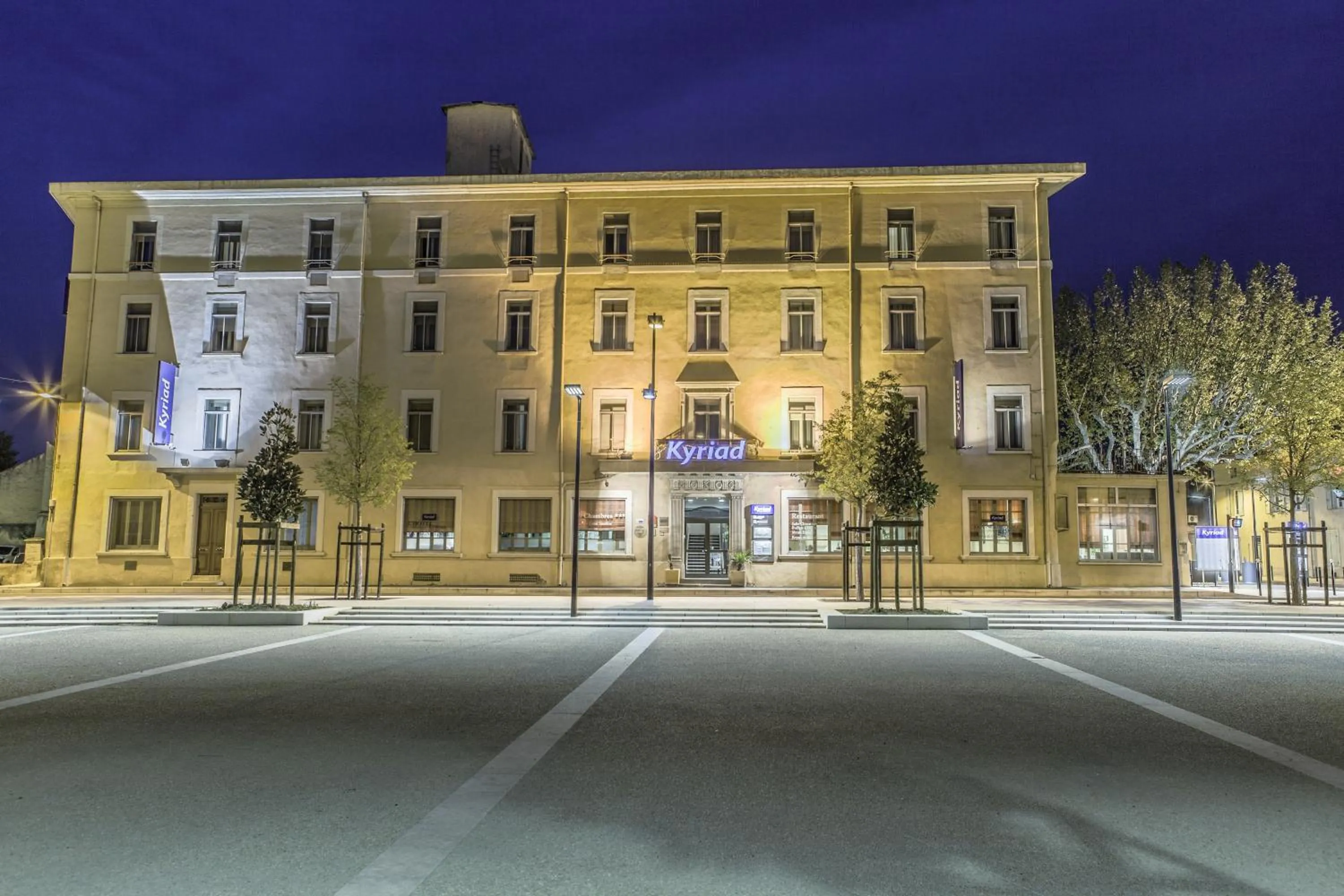 Property building in KYRIAD ORANGE Centre Ville - HOTEL & RESTAURANT & BAR - La Galerie d'Art des Princes - Provence Alpes Côte d'Azur - France - Proche A7-A9 - exit21- Châteauneuf-du-Pape Avignon Bollene Nimes - 24h-24h