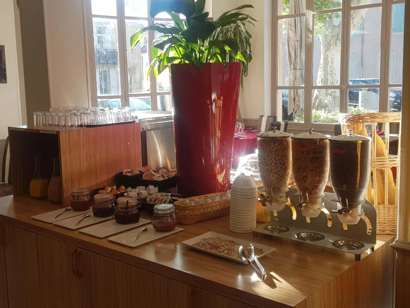 Food and drinks in KYRIAD ORANGE Centre Ville - HOTEL & RESTAURANT & BAR - La Galerie d'Art des Princes - Provence Alpes Côte d'Azur - France - Proche A7-A9 - exit21- Châteauneuf-du-Pape Avignon Bollene Nimes - 24h-24h